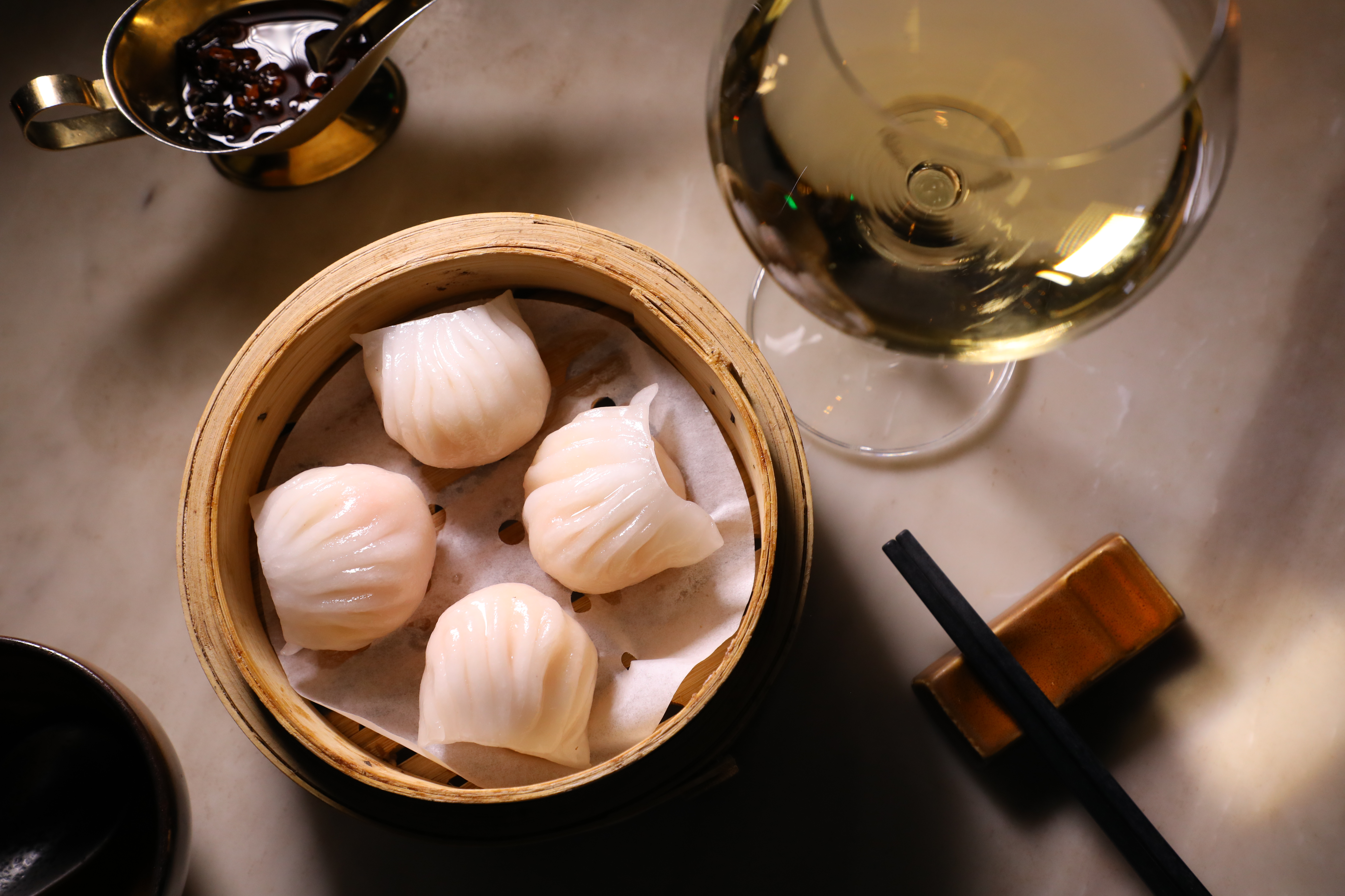 喝下午酒配蝦餃，是在中環「FOXGLOVE」才有的獨家享受。