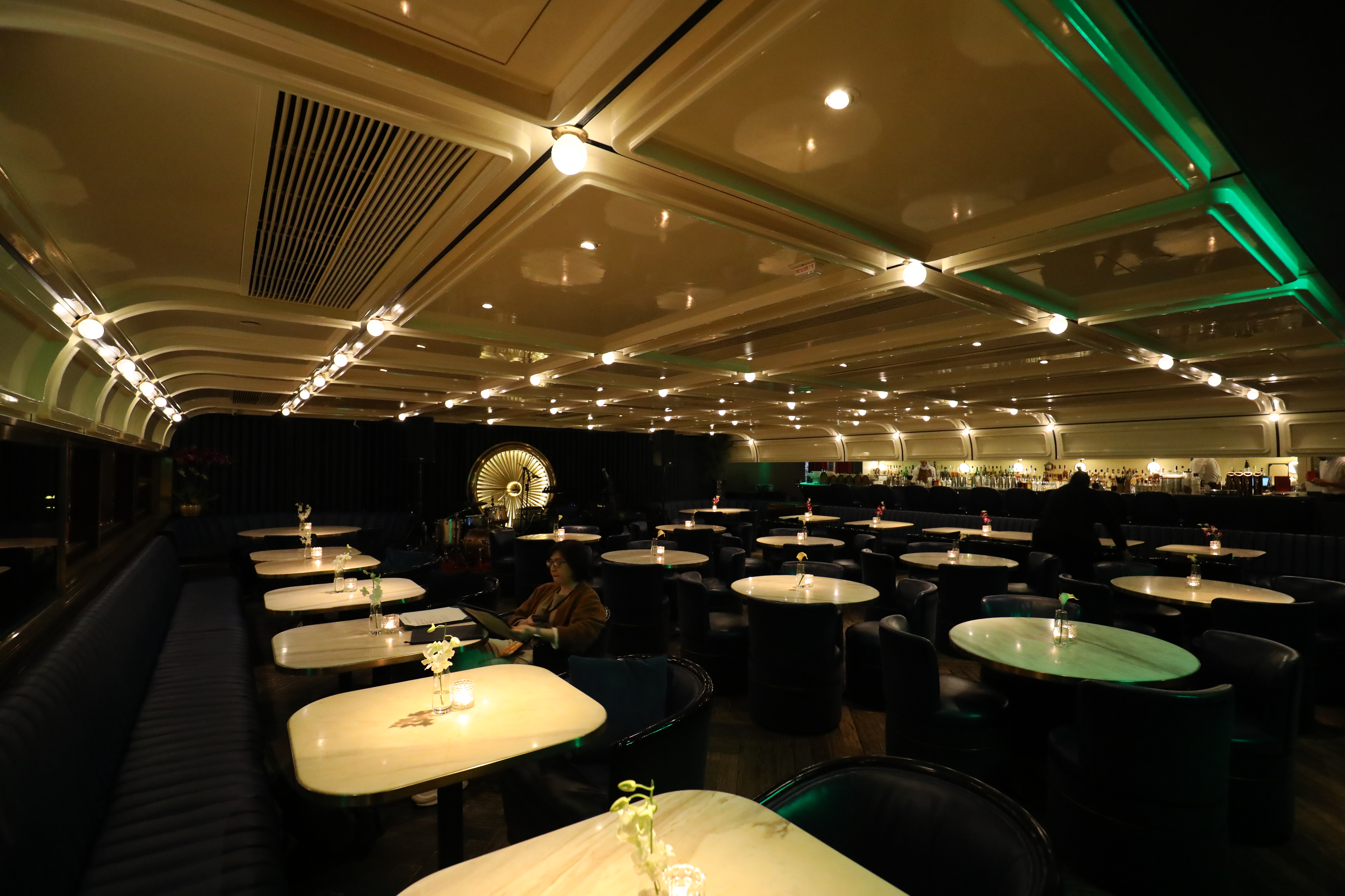 餐廳空間設計得像一艘大型豪華郵輪。