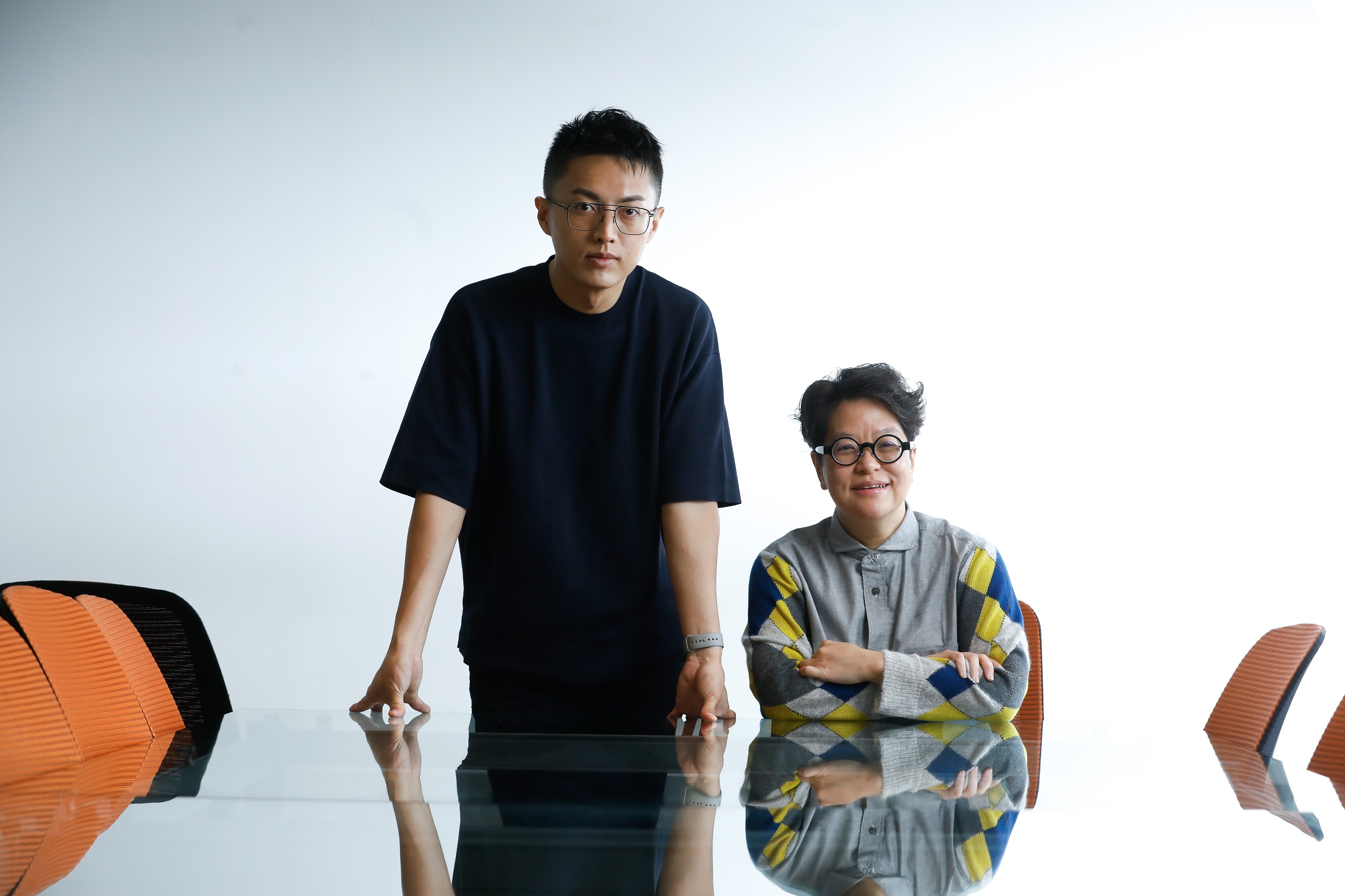 監製李耀華（右）與導演林君陽（左）攜手合作耗時3年重現台灣醫療史上重大事件。