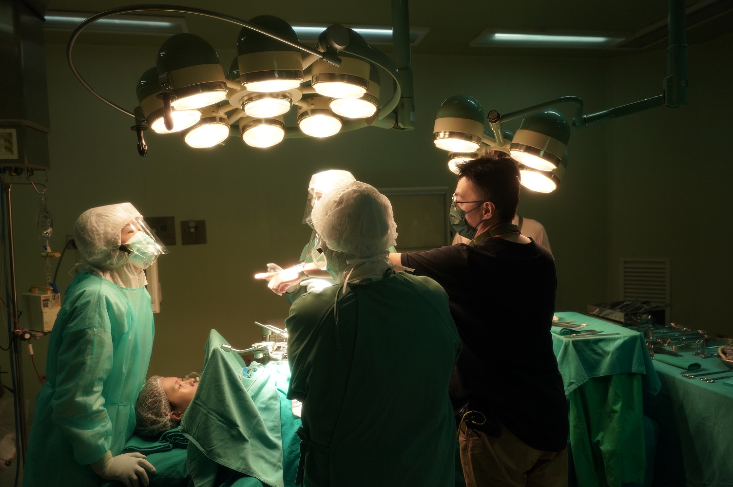 導演林君陽（右一）拍攝外科手術場面做足準備，讓整體氣氛更逼真。（CatchPlay提供）