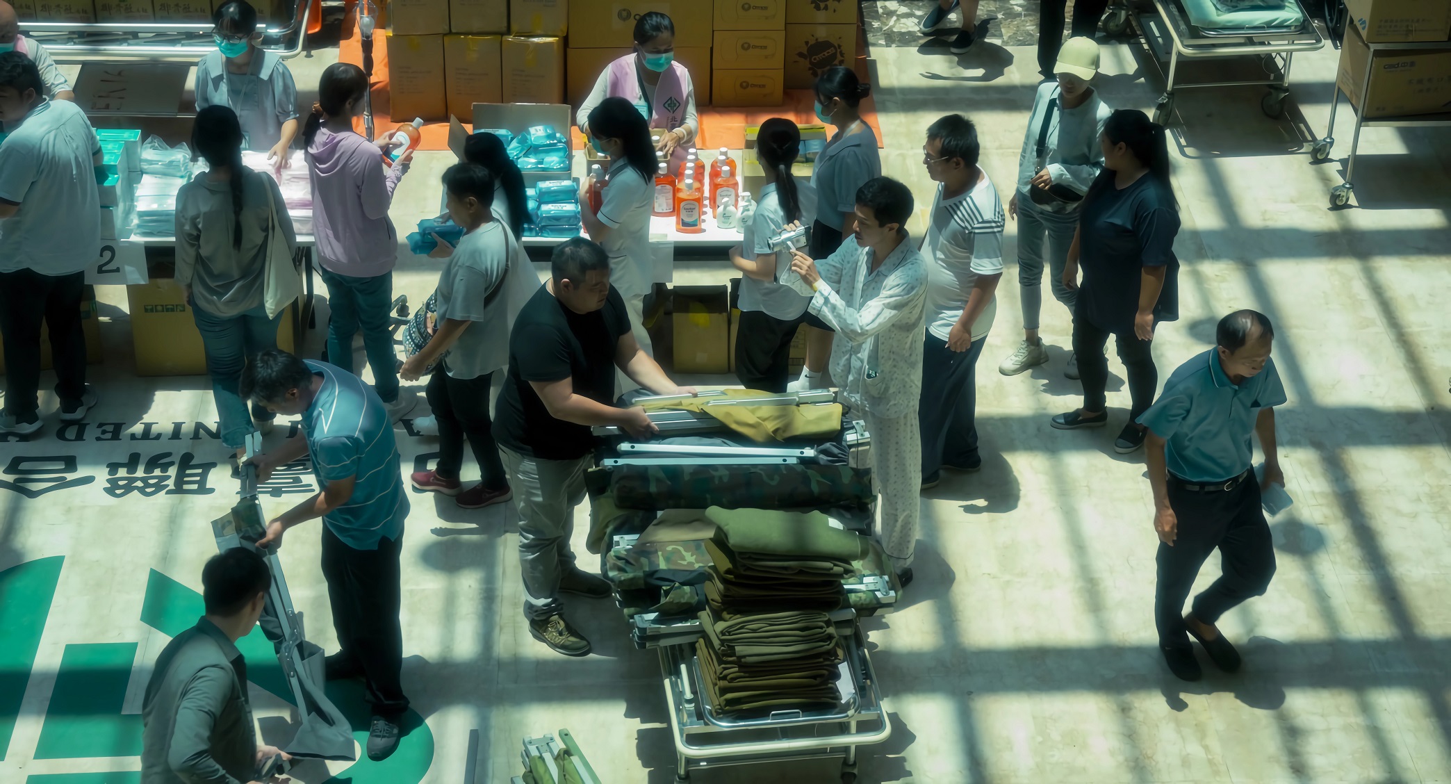 片中醫院大廳由廢棄醫院改造，薛仕凌飾演的記者假扮病人潛入拍攝。（CatchPlay提供）