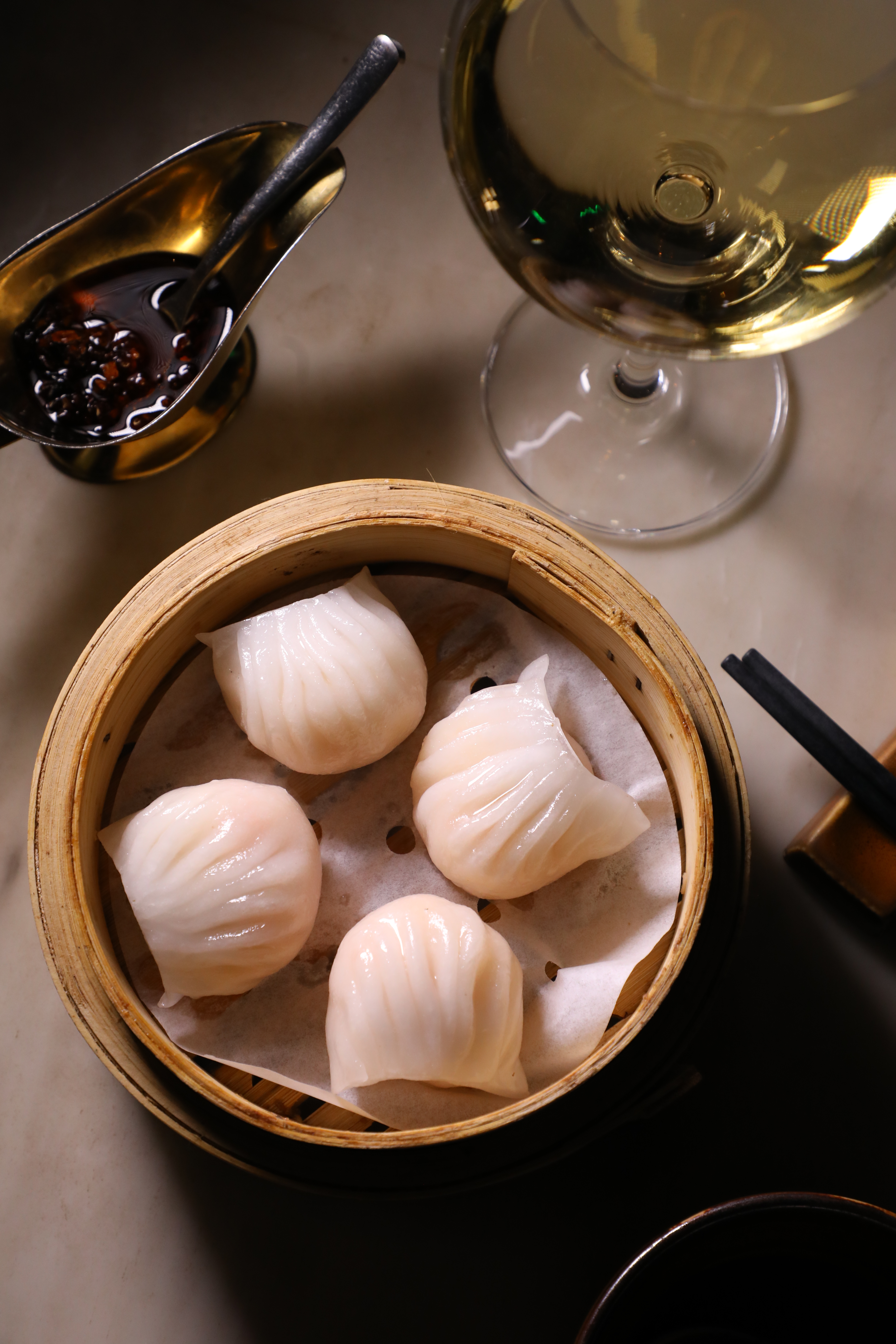 難得在酒吧吃到口味正宗的「原隻蝦餃皇」（左，港幣80元／4粒），配上「House Wine」（右，港幣60元／杯）是一絕。