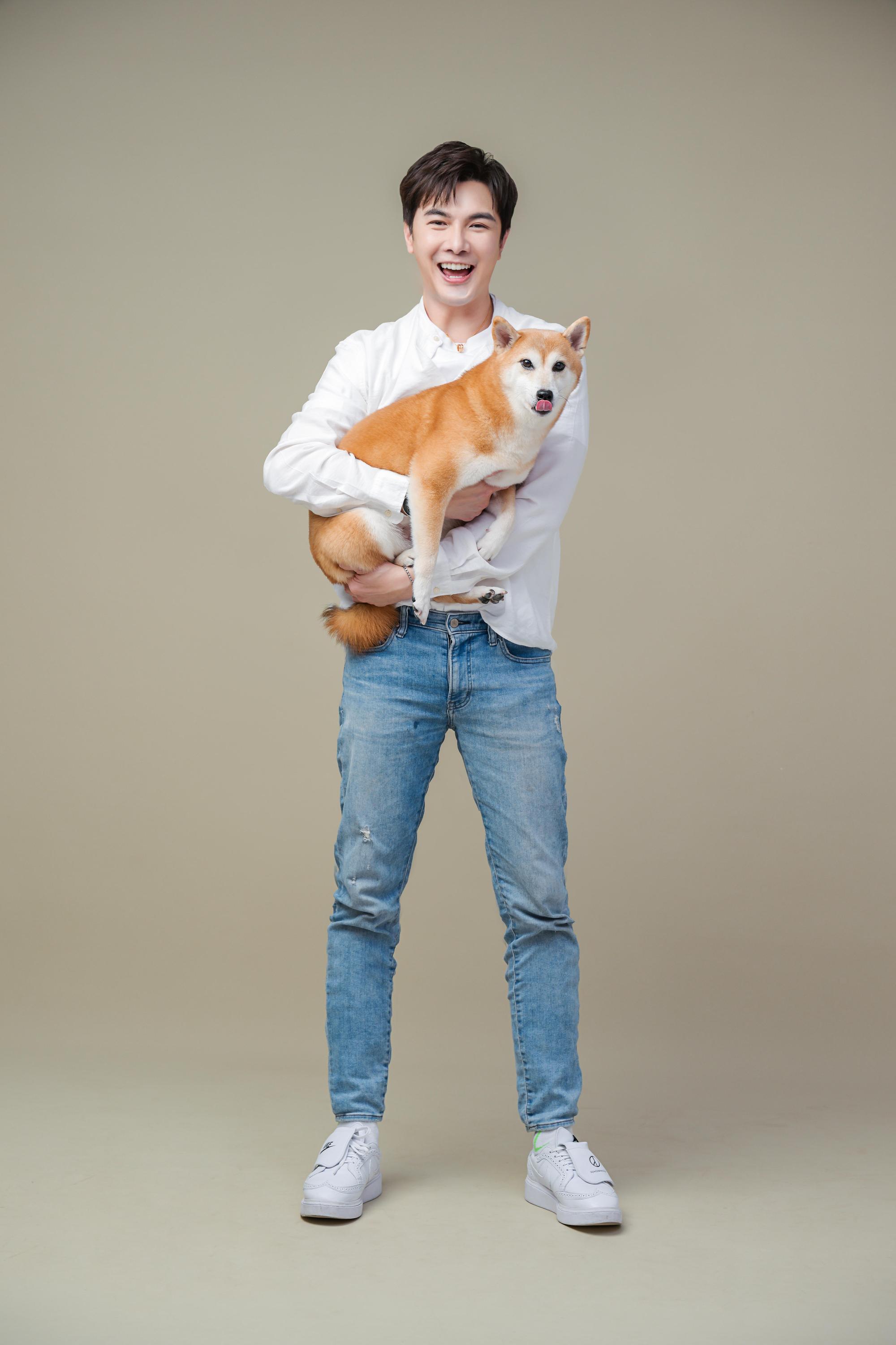 謝佳見和愛犬。（茸茸花園提供）