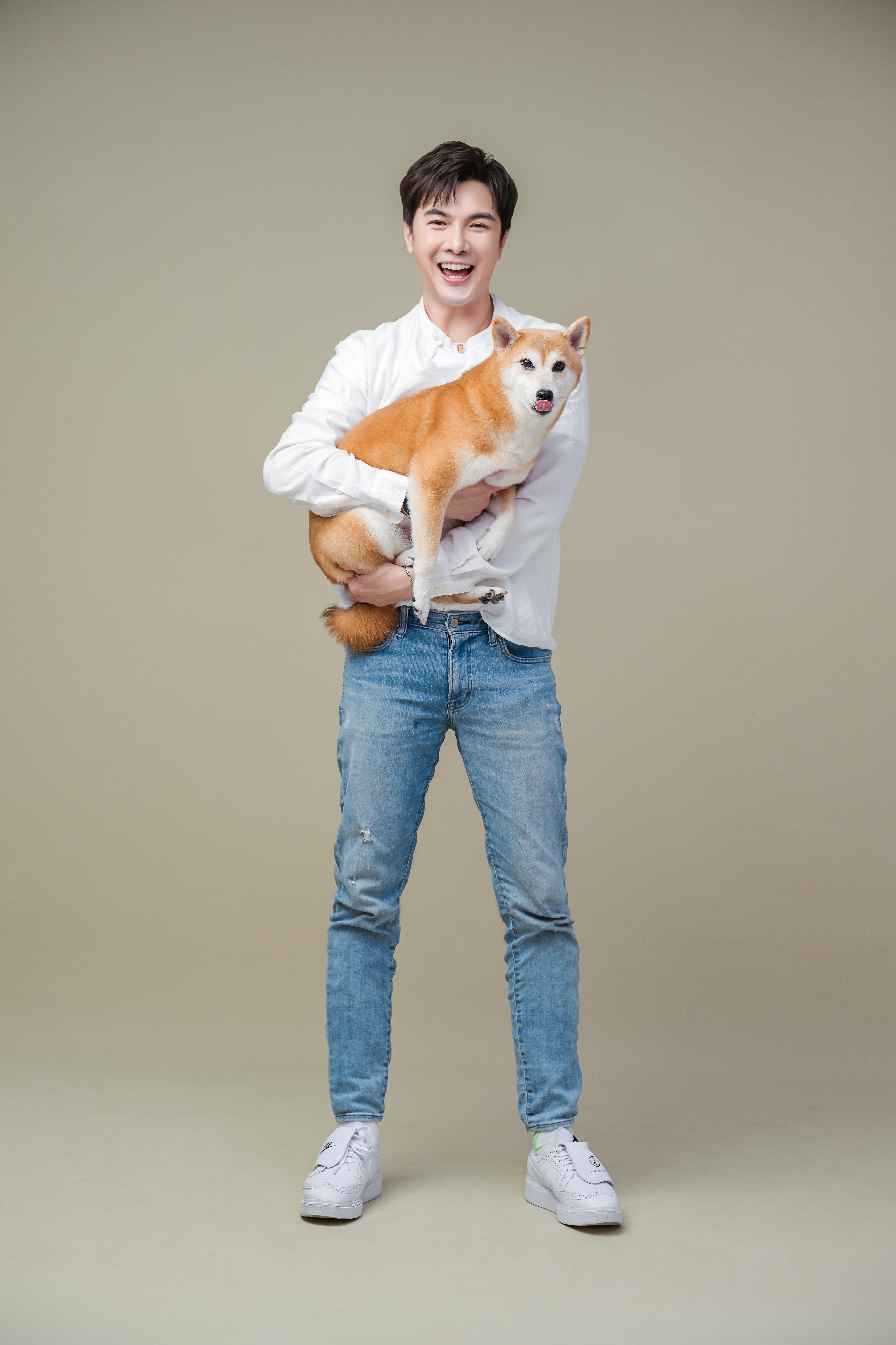 謝佳見和愛犬。（茸茸花園提供）