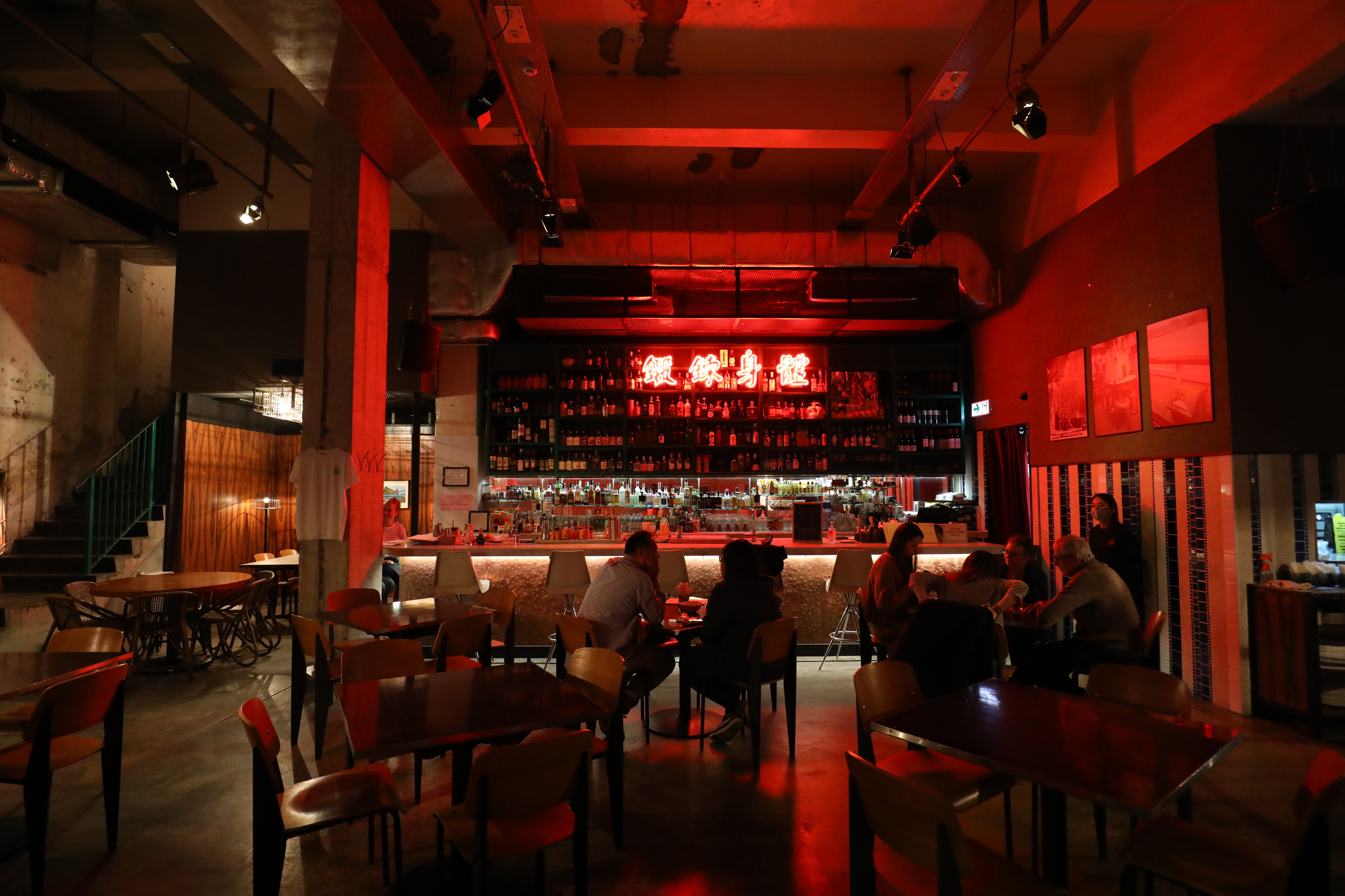 「乒乓城」最吸睛的是吧台中央的四個霓虹燈管大字「鍛鍊身體」。