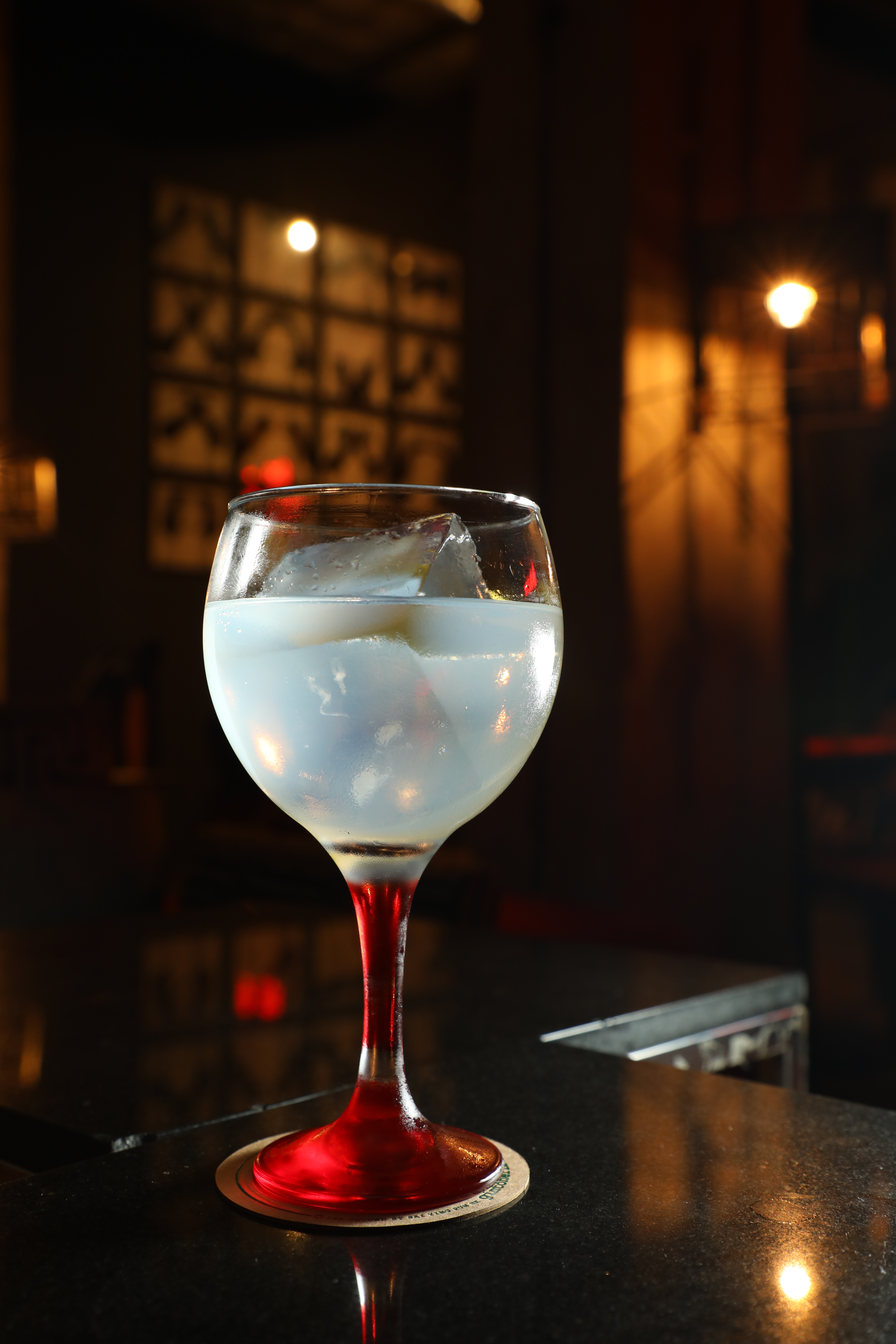 香港本地製造的琴酒「TWO MOONS G&T HK-Londen Dry」，順口易飲。（港幣160元／杯）