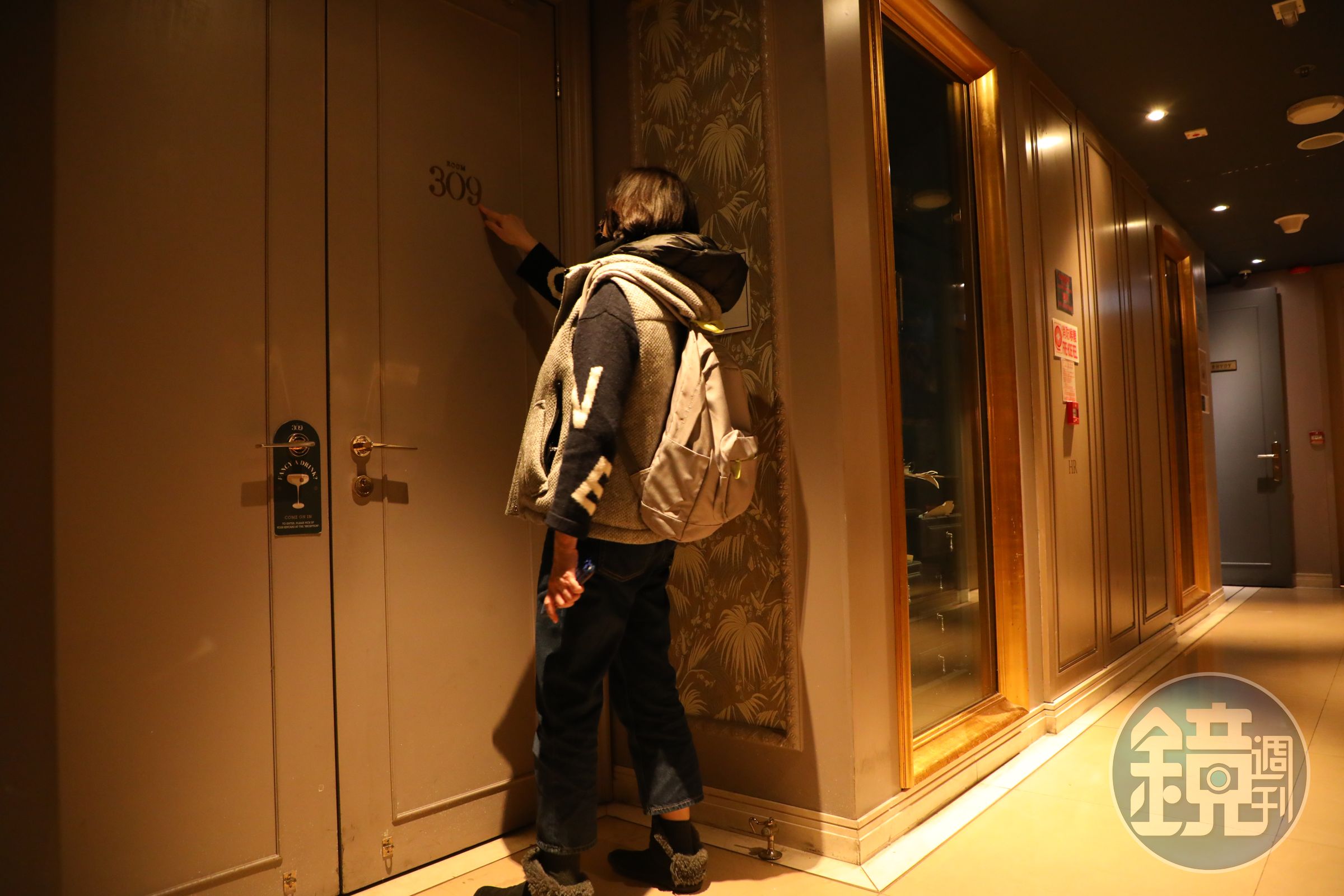 登記後刷房卡進門，是酒吧「Room 309」的獨家創意。