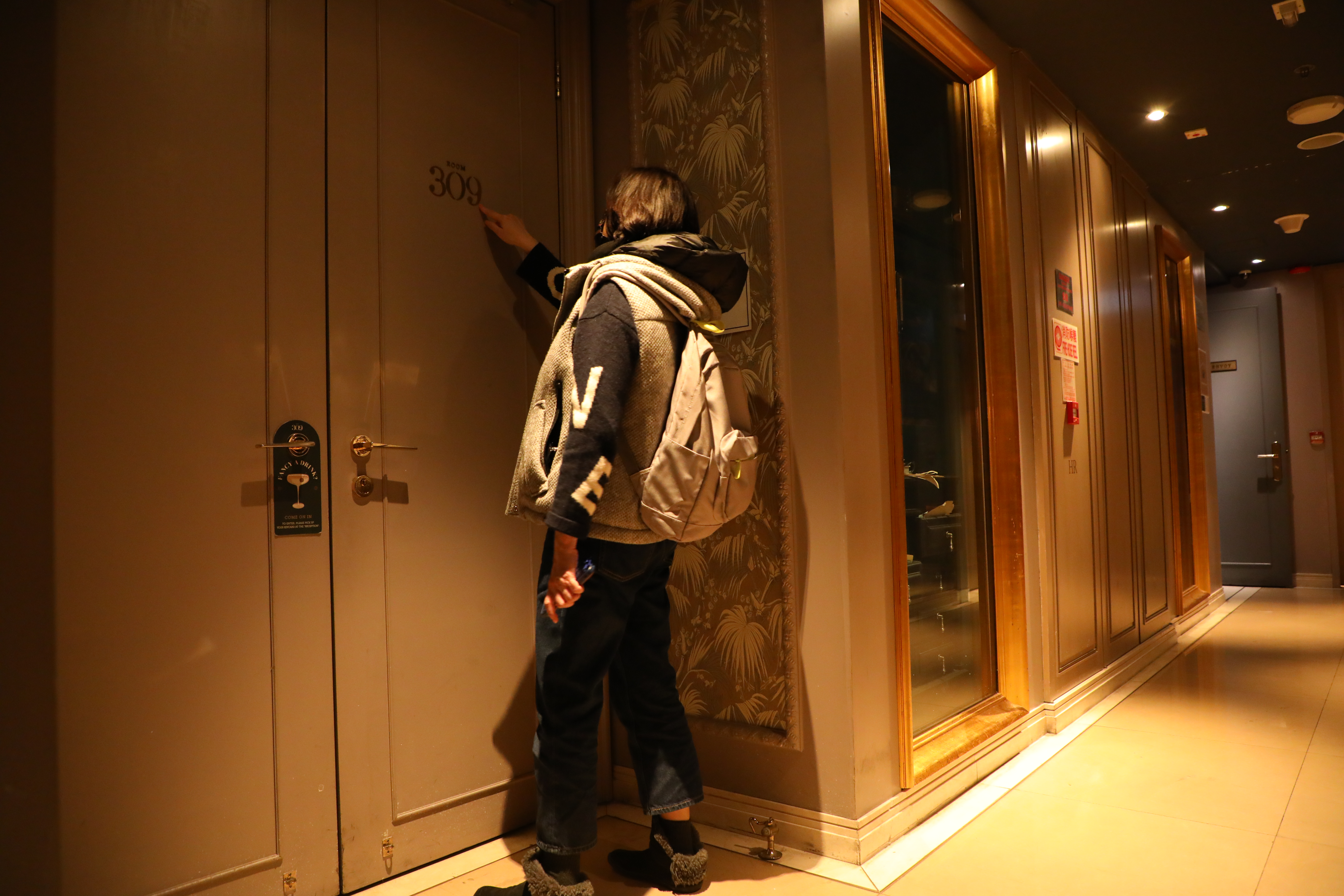 登記後刷房卡進門，是酒吧「Room 309」的獨家創意。