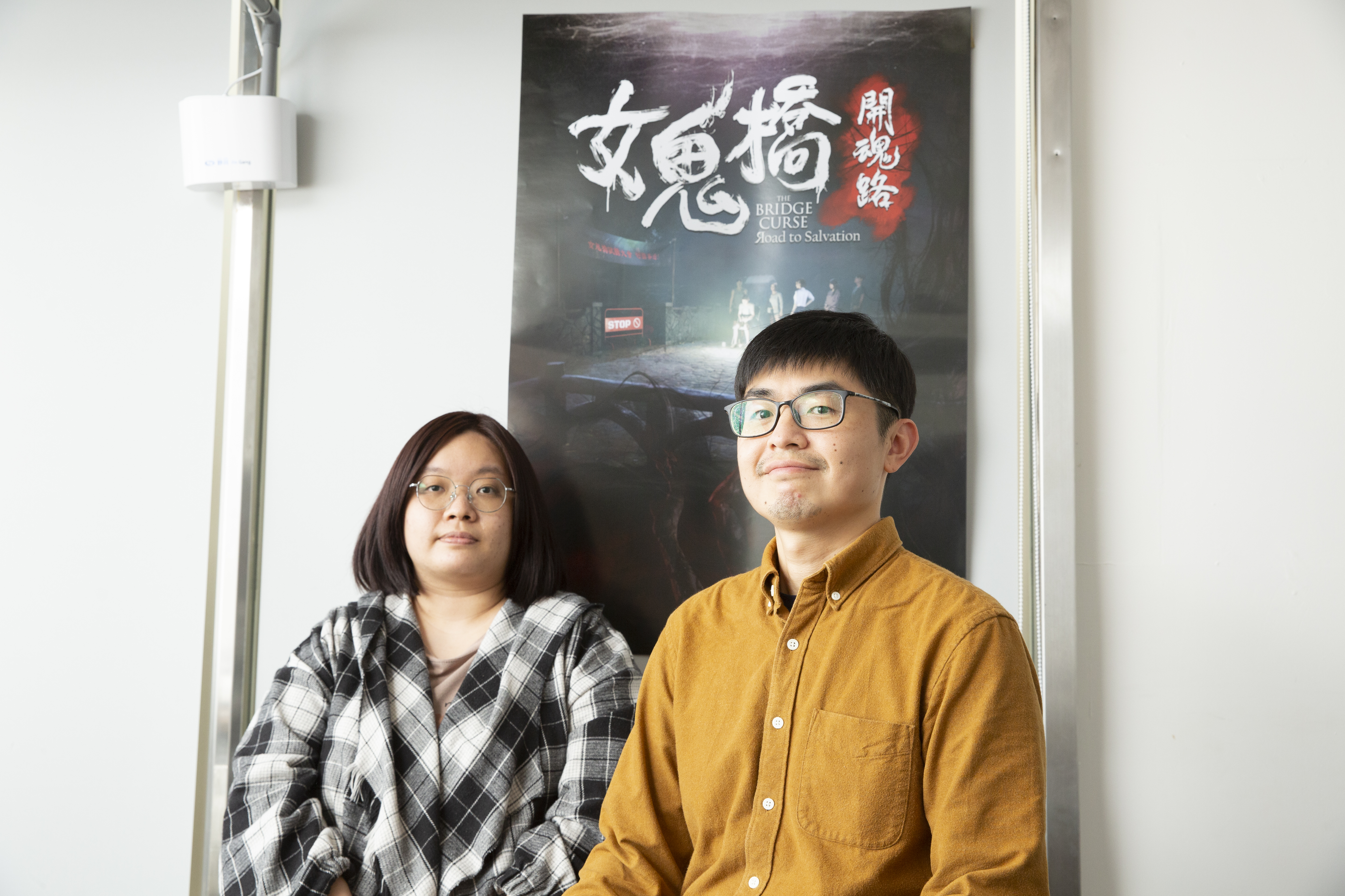 《女鬼橋 開魂路》編劇施藝蓁（左）與製作人吳秉育（右）。