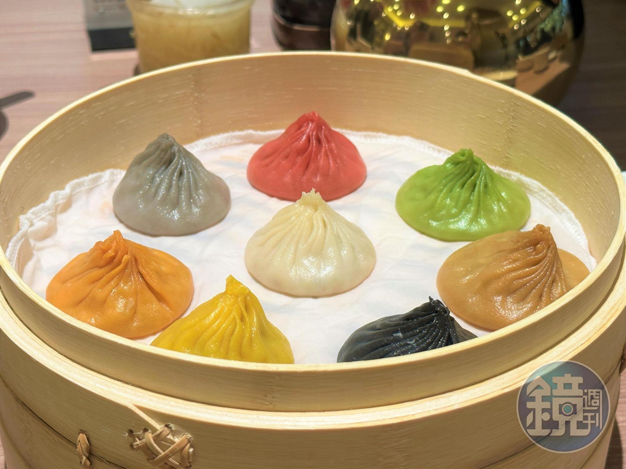 「八色小籠包」各色內餡皆不同,每一口都有味覺驚喜。(368元/籠、8顆)