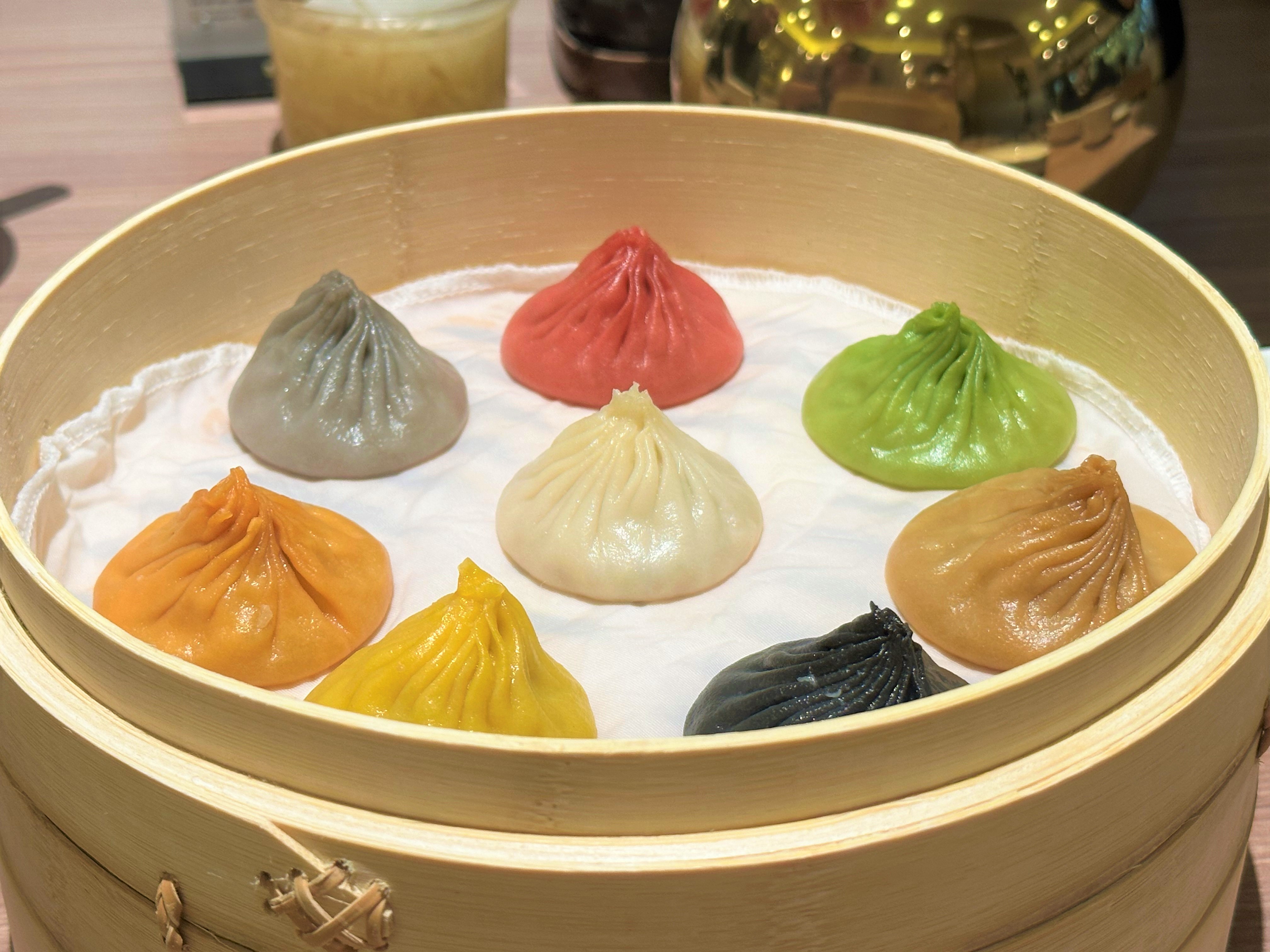 「八色小籠包」各色內餡皆不同，每一口都有味覺驚喜。（368元／籠、8顆）