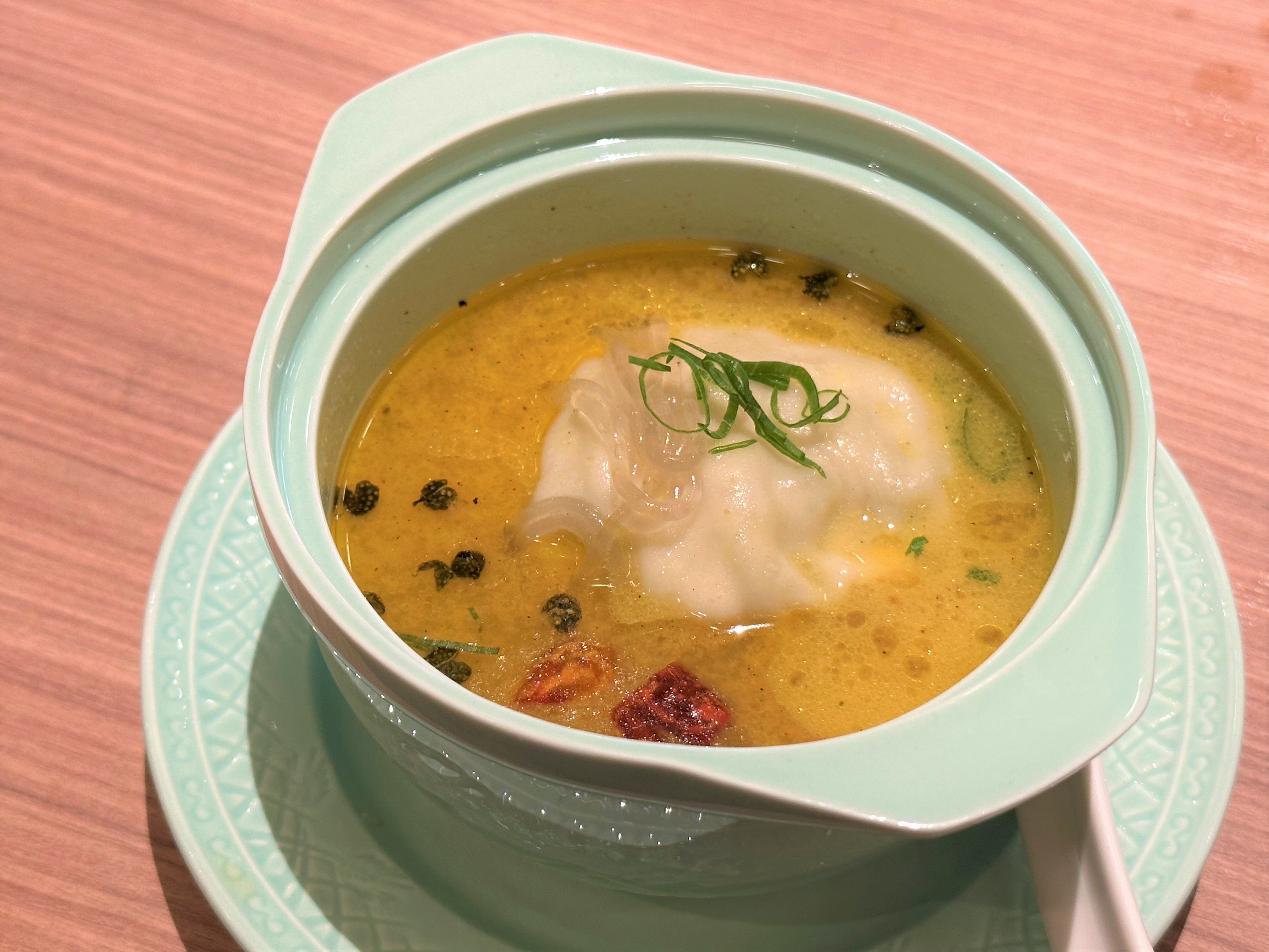 「酸菜魚灌湯餃」湯頭酸香開胃，湯餃的魚肉餡鮮嫩甜美。（188元／份）