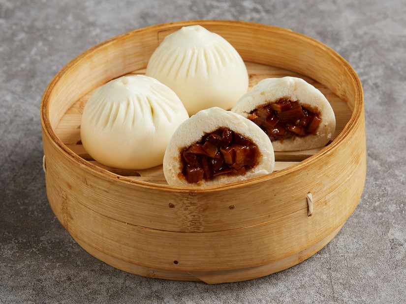 「外婆紅燒肉包」麵皮甜滋滋，肉丁腴軟有味。（188元／份、3個，圖片由樂天皇朝提供）