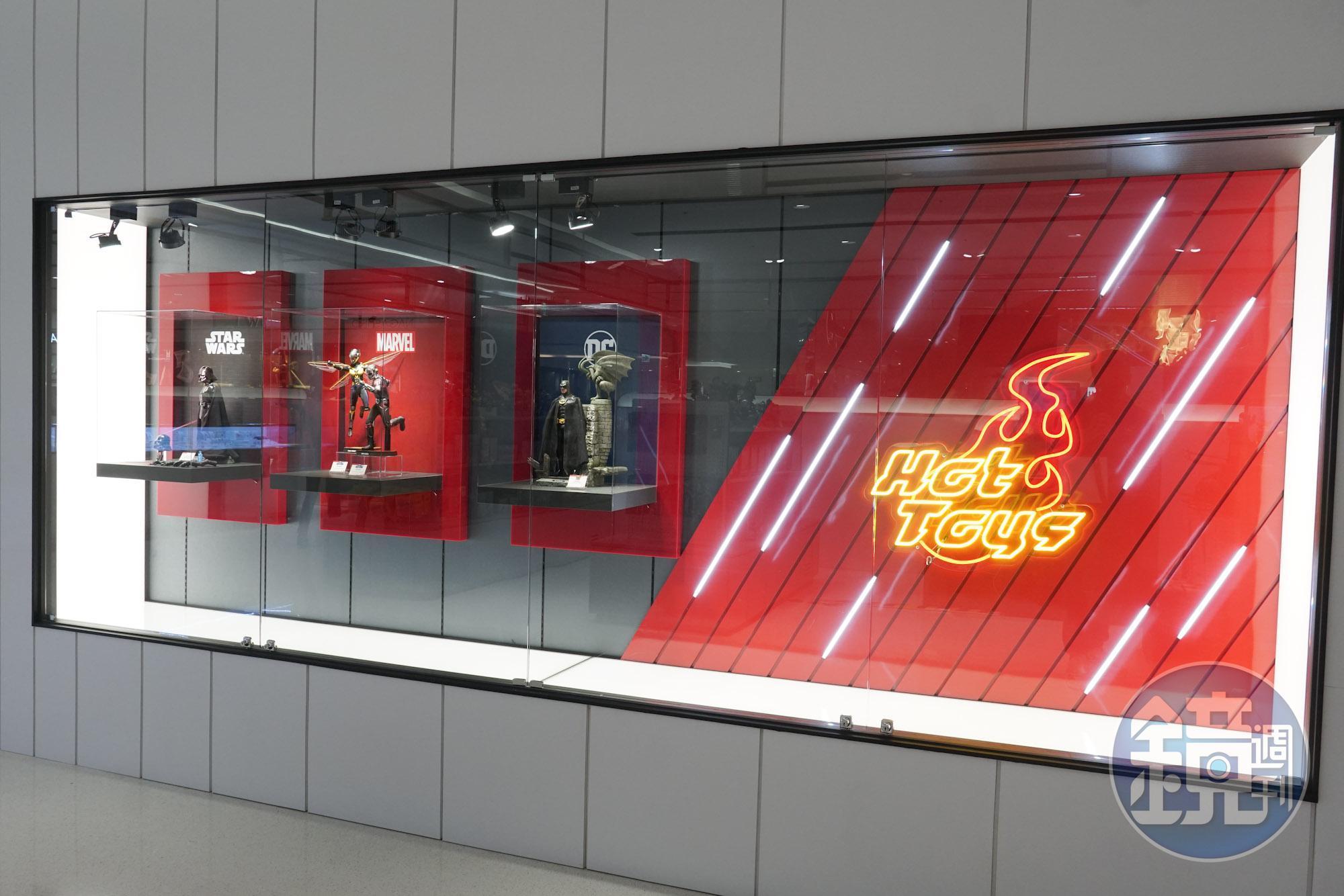 店外櫥窗內展示《蟻人3》的蟻人及黃蜂女、《星際大戰》達斯維德,以及《蝙蝠俠》1989年版人偶。