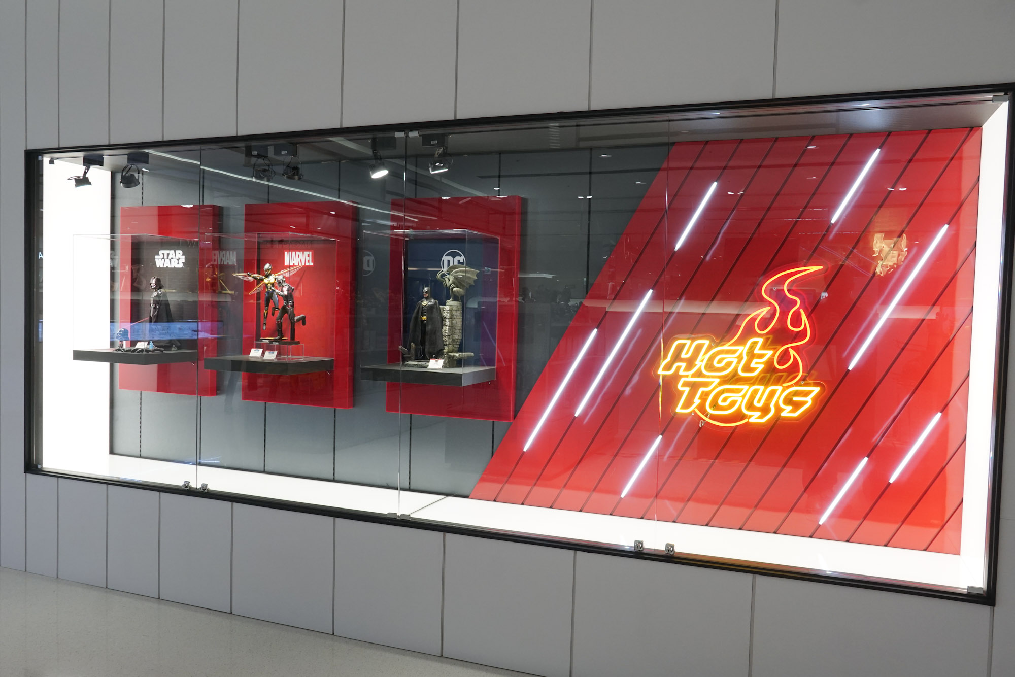 店外櫥窗內展示《蟻人3》的蟻人及黃蜂女、《星際大戰》達斯維德，以及《蝙蝠俠》1989年版人偶。