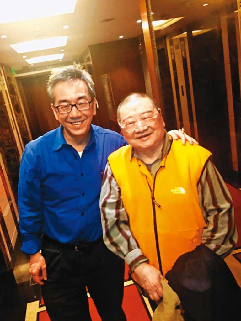 陶傑(左)與倪匡(右)的合照。倪匡曾稱讚陶傑:「學貫中西、博古通今。」(翻攝陶傑臉書)