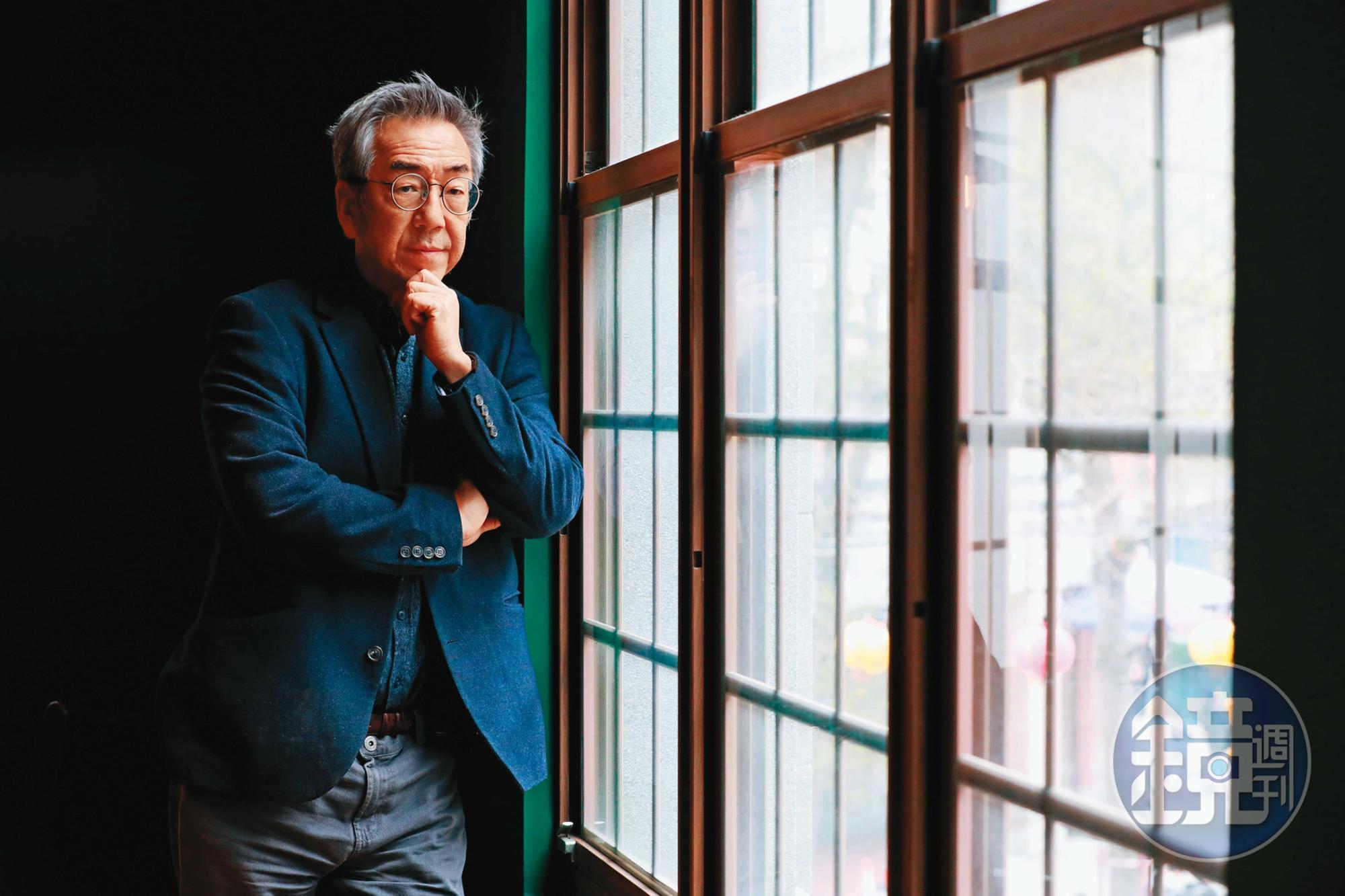 評論香港現狀,陶傑說:「香港變成灰姑娘的童話,午夜12點鐘聲響起,被打回原形。這不是香港的問題,不是中國的問題,是一個人的問題。」