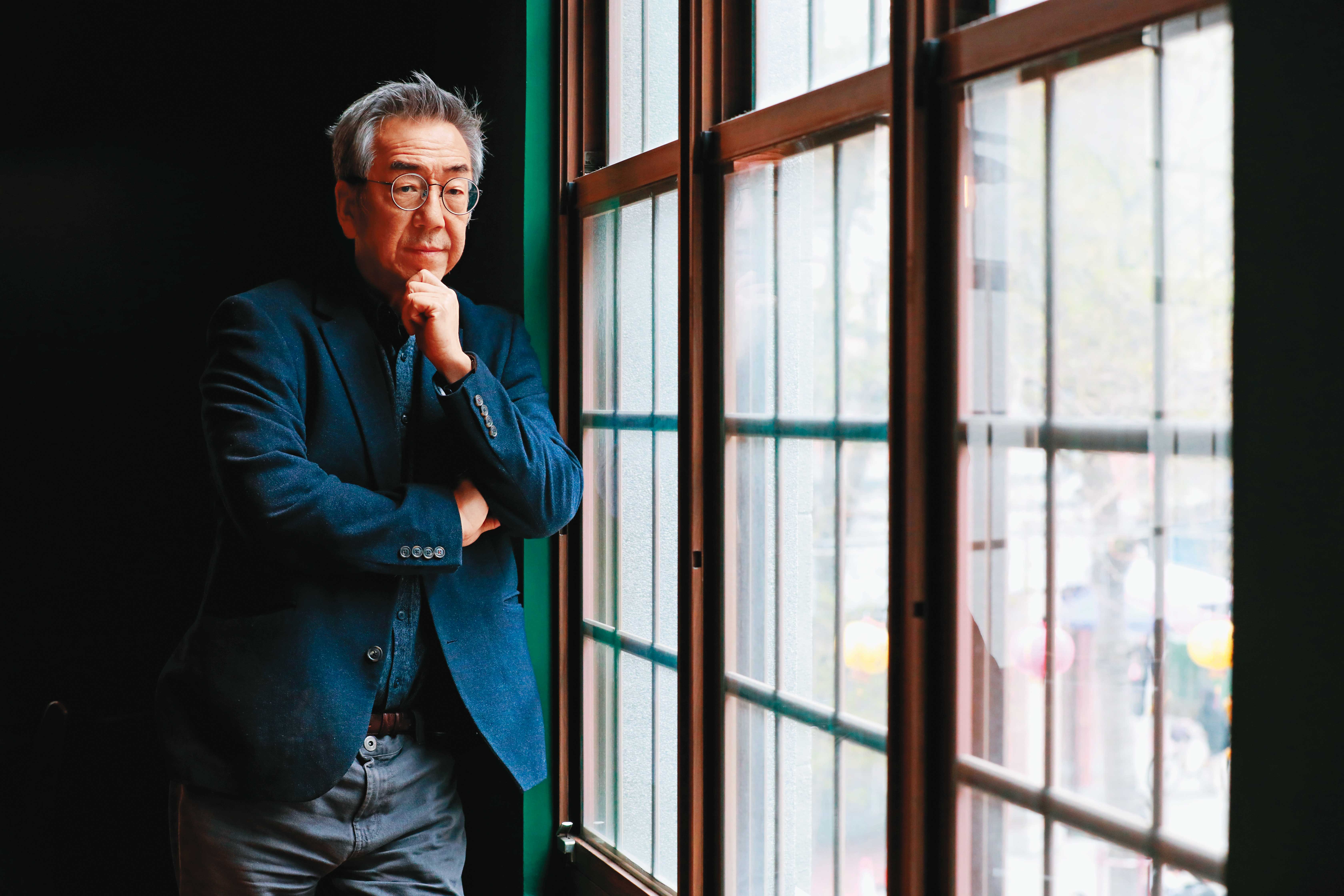 評論香港現狀，陶傑說：「香港變成灰姑娘的童話，午夜12點鐘聲響起，被打回原形。這不是香港的問題，不是中國的問題，是一個人的問題。」