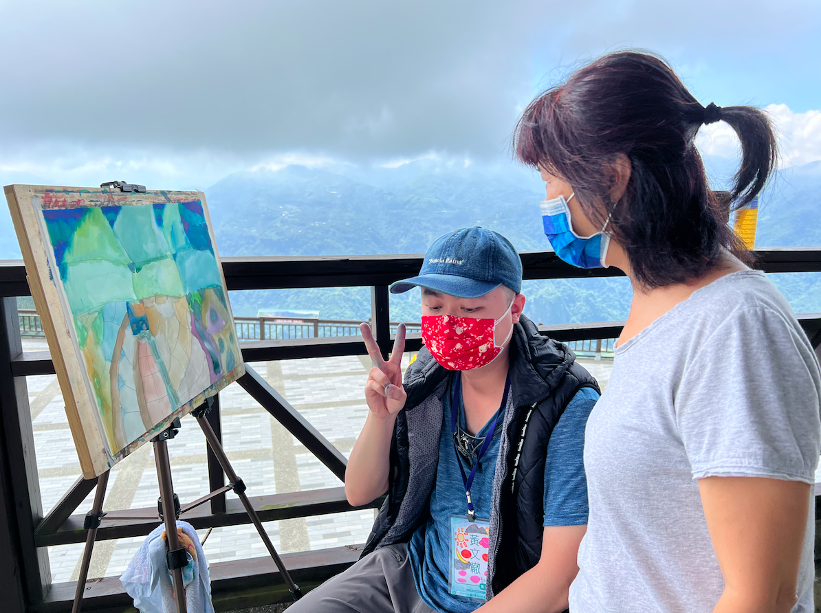 韓淑華老師（右）細心指導學員（左）創作。（貝殼放大提供）