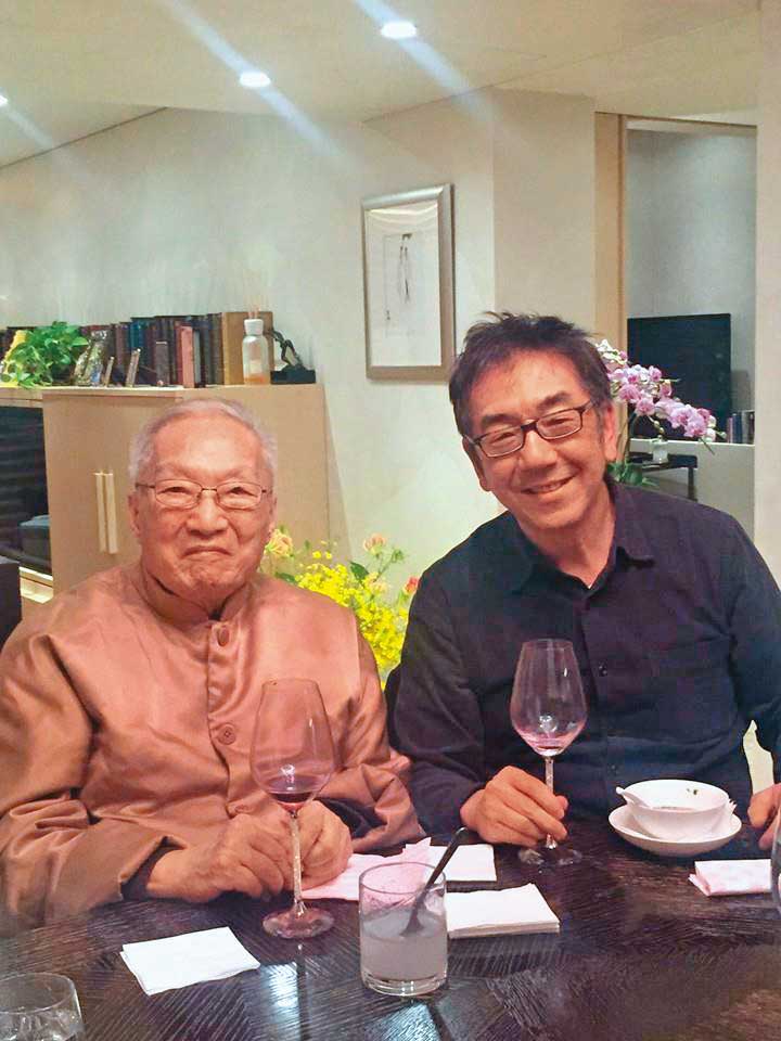 武俠小說家金庸（左）當年力邀陶傑（右）返港任職，能算是陶傑的伯樂。（翻攝陶傑臉書）