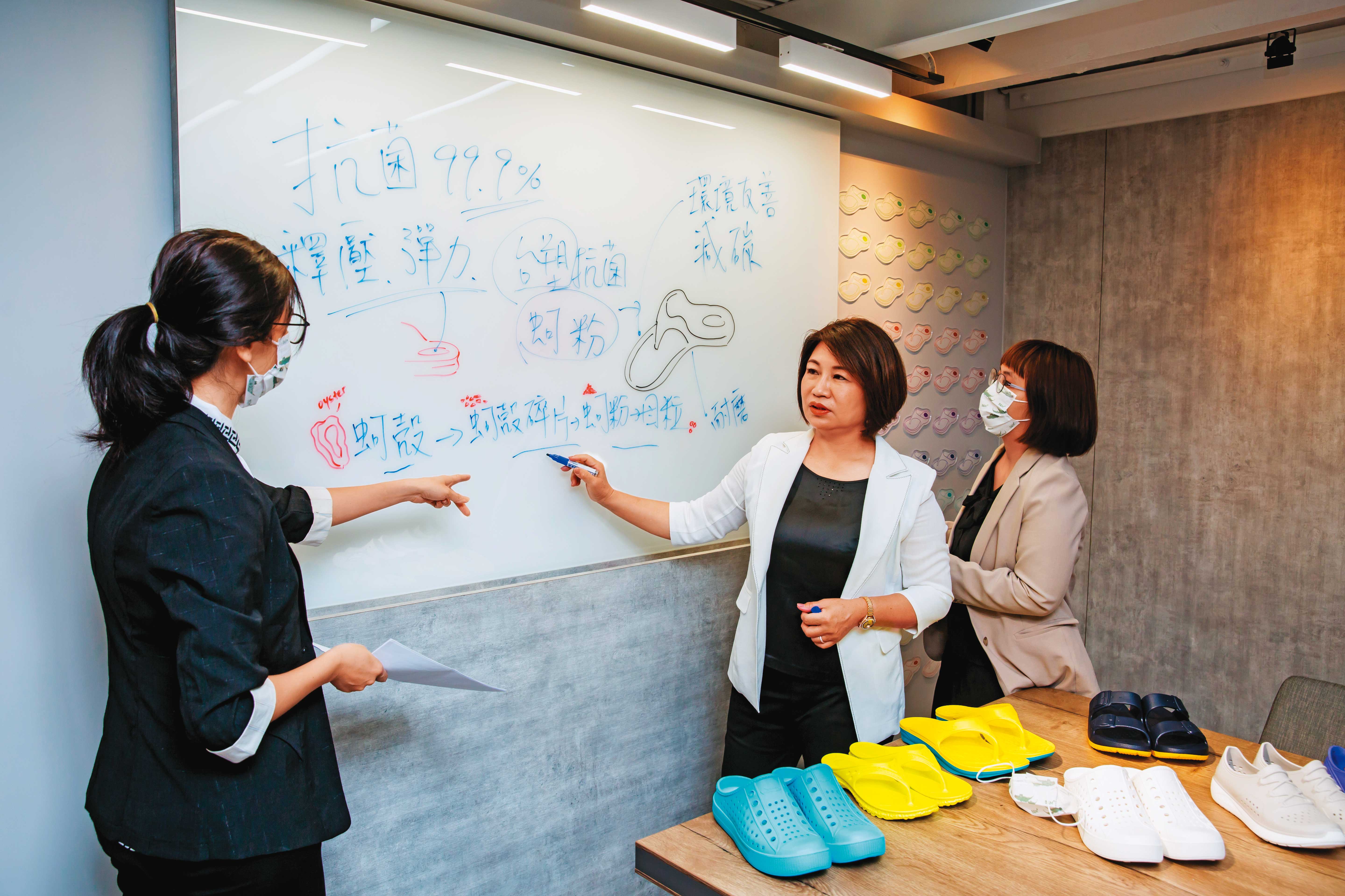 德成鞋業總經理呂淑珍（中）說，自己做鞋子做這麼久，始終沒沒無名，卻因為使用台塑抗菌殼粉做鞋一砲而紅。