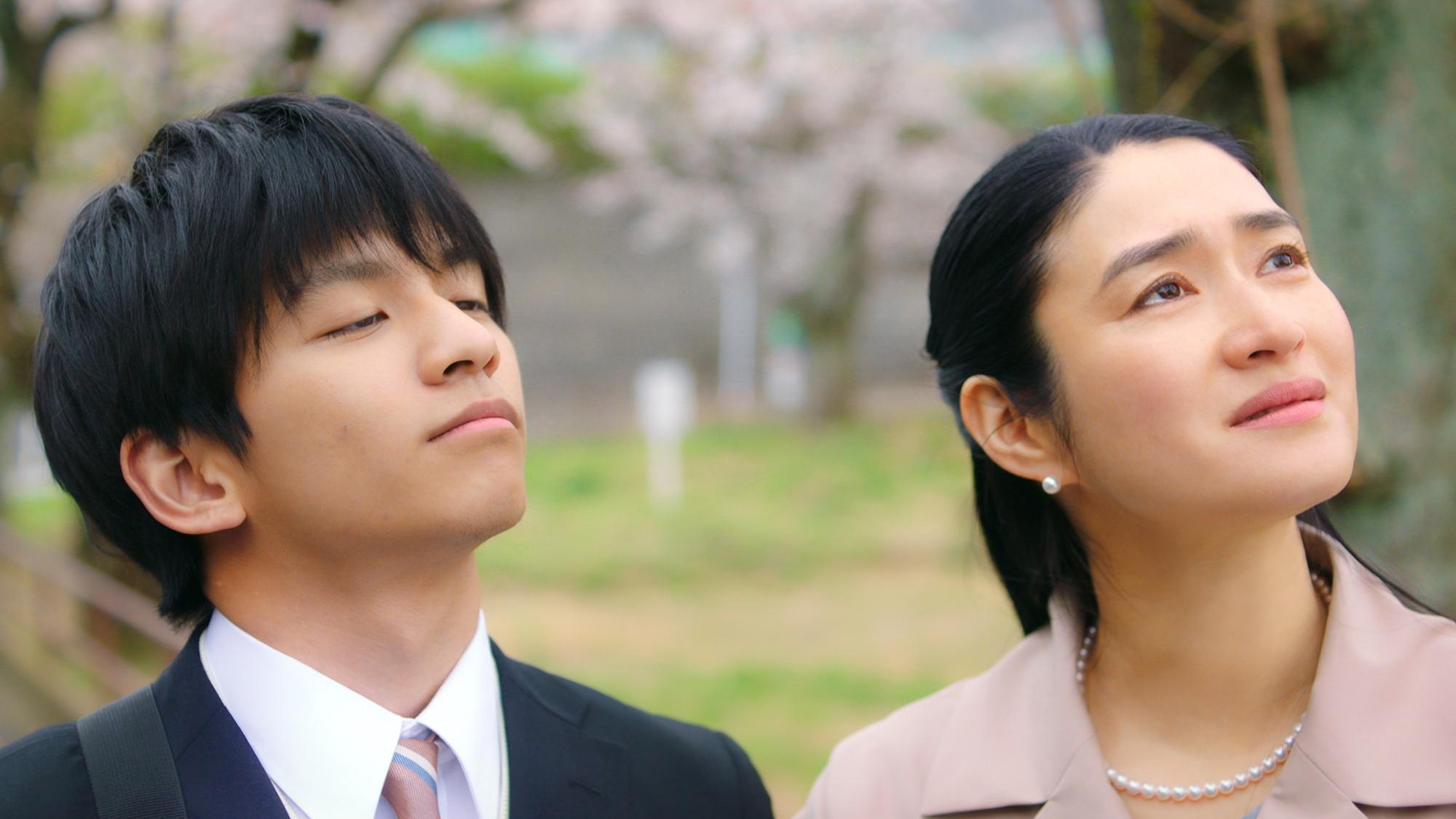 小雪(右)與田中偉登飾演母子,陪伴失明失聰的兒子長大。(威視電影提供)
