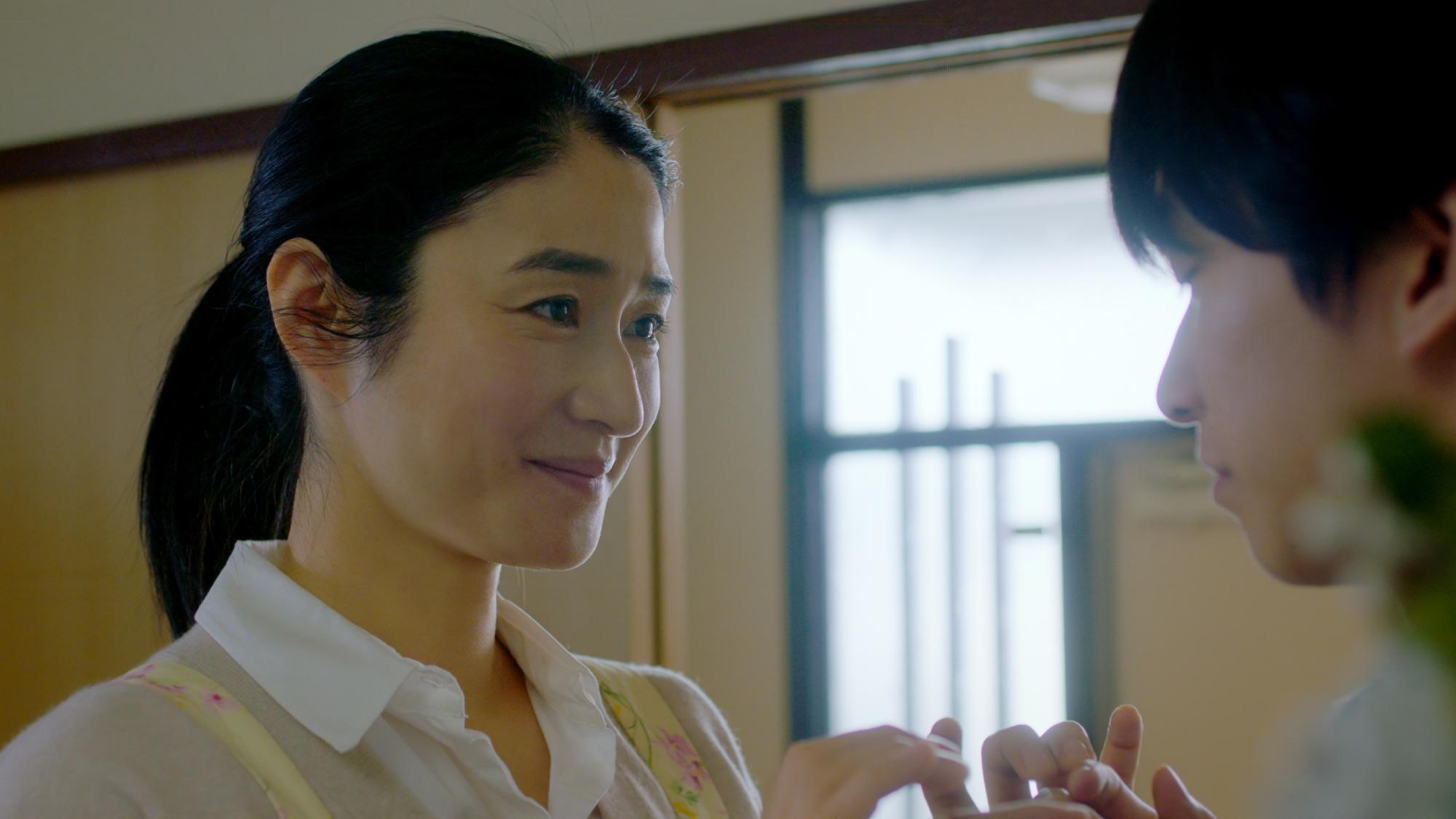 小雪飾演母親福島令子,透過指背點字與盲聾兒子溝通。(威視電影提供)