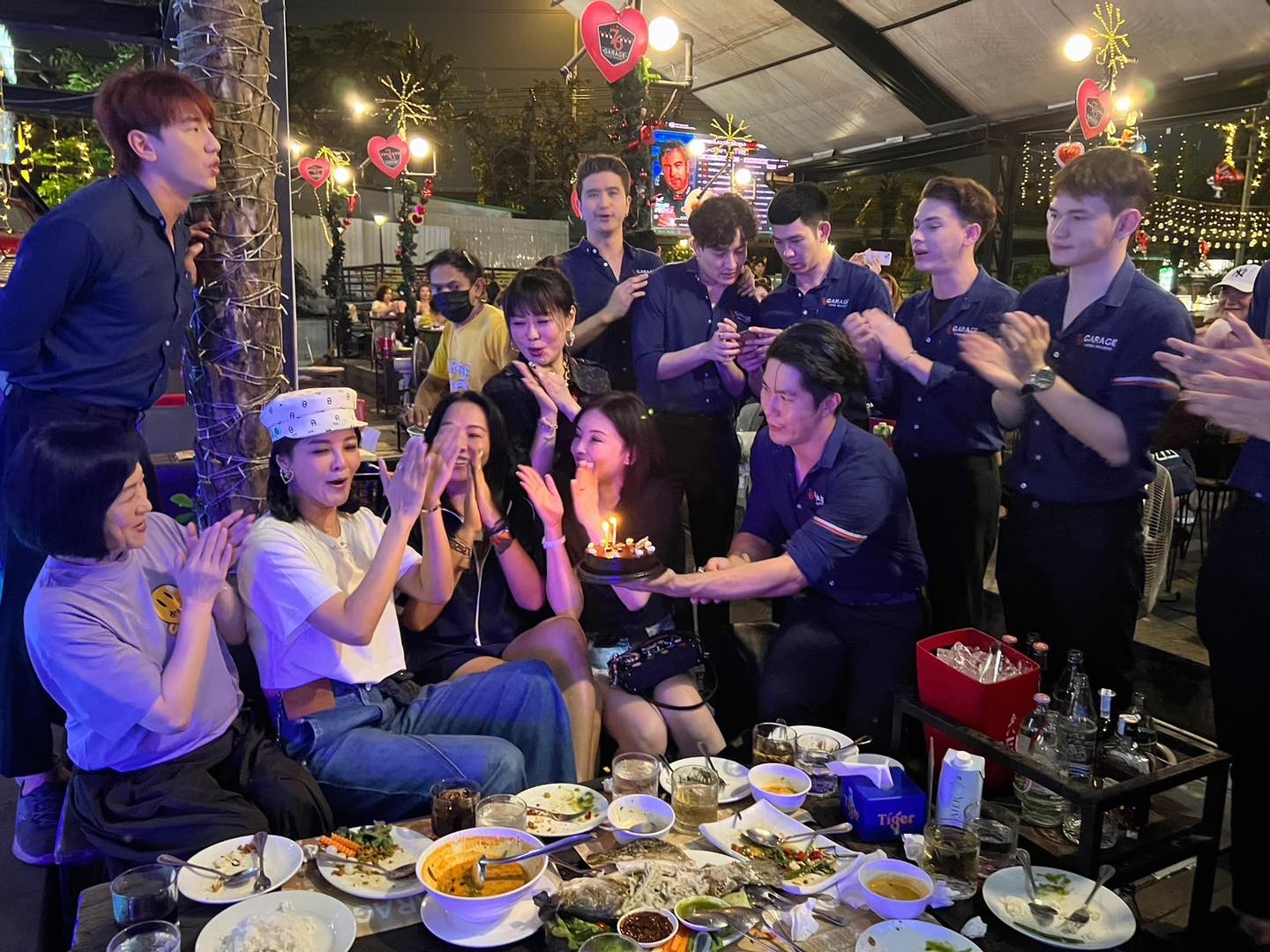 何如芸在好友安排下,到最近正紅的男模餐廳用餐,服務生都是BL高顏值。(翻攝自何如芸臉書)