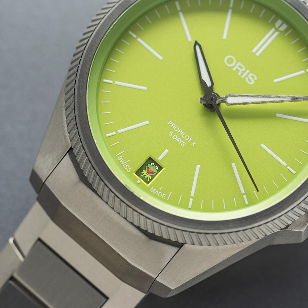 ORIS ProPilot X Kermit「科米蛙」腕錶， 色彩極度鮮豔大膽，同時在日曆窗的每月1日也會出現「科米蛙」的笑臉。定價約NT$136,000。