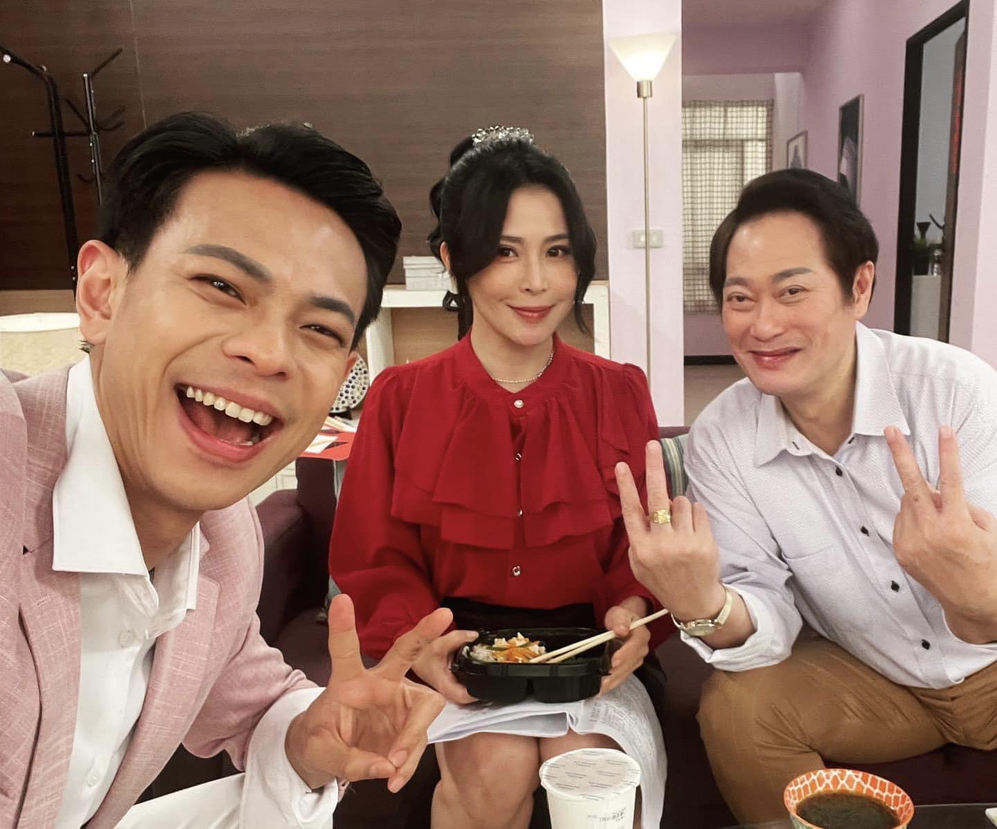 德馨（中）演出《美麗人生》和孫綻、黃仲裕演出一家人。（翻攝自臉書）