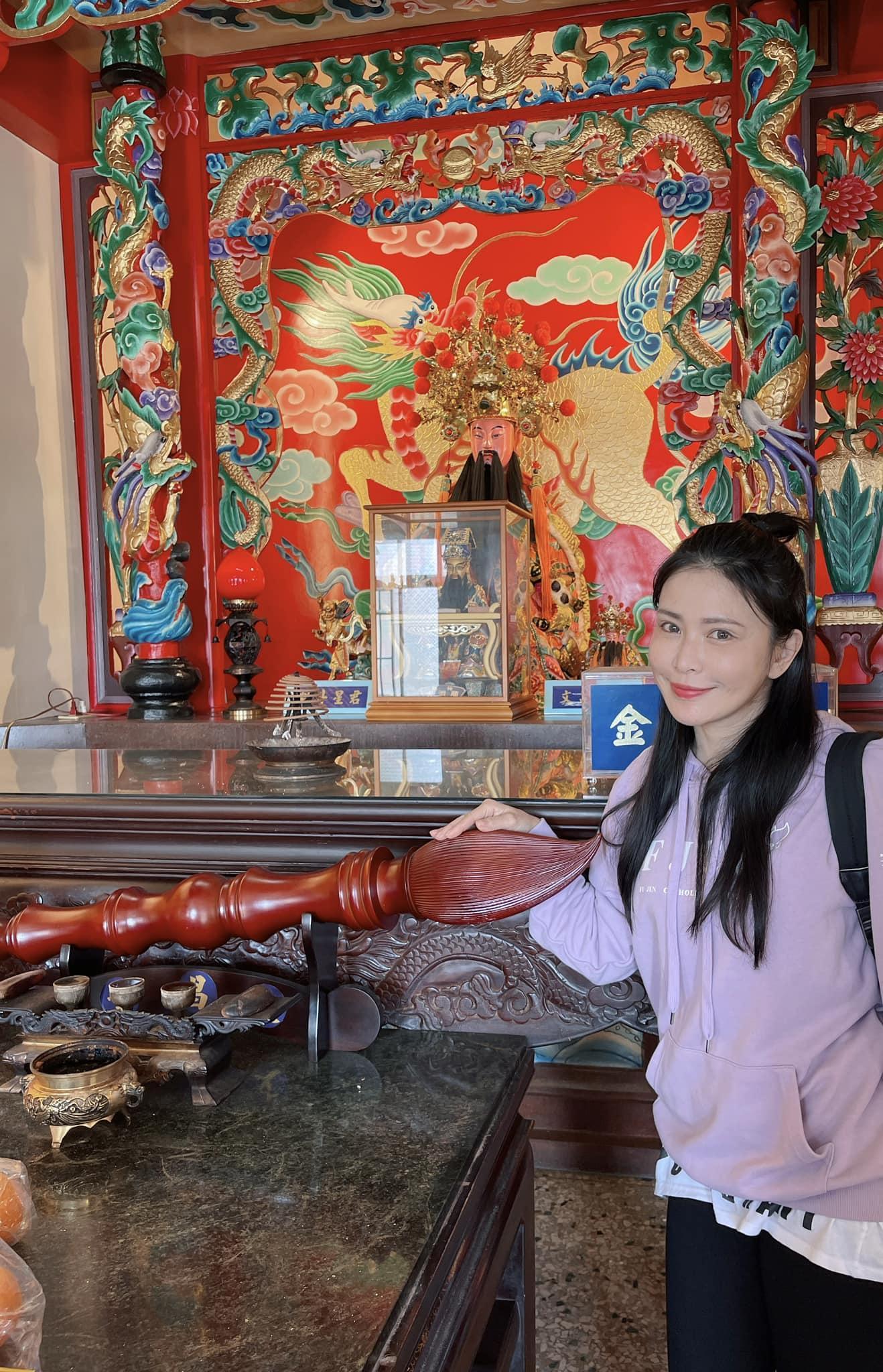德馨日前還去祈求文昌帝君讓研究所論文能順利產出。（翻攝自臉書）