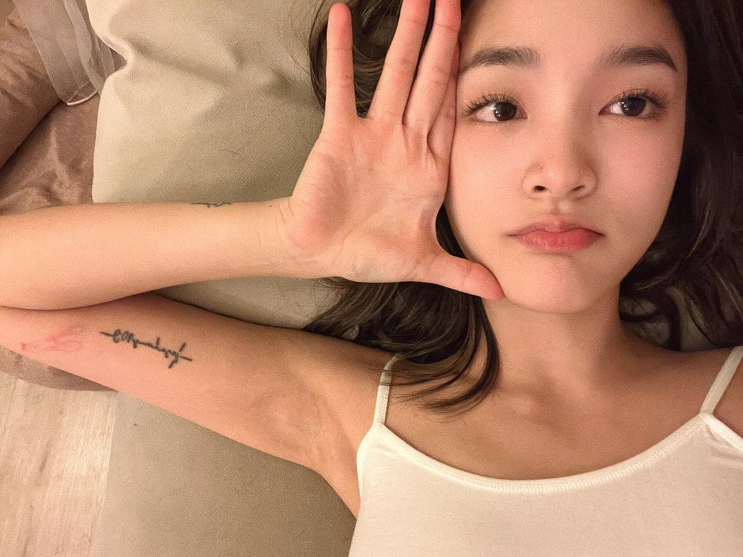 王淨的最新自拍照仍不忘比出「5」，看來這已經是她的個人標誌。（翻攝自王淨IG）