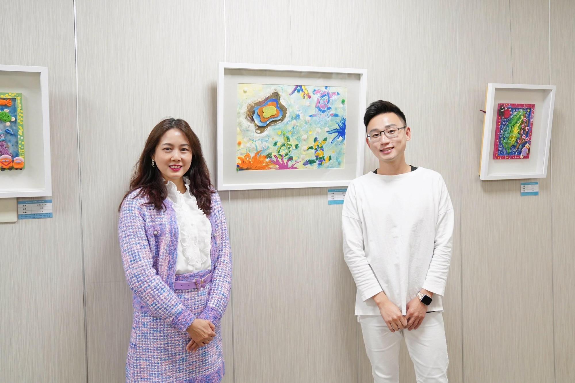 美學王子兒童藝術館為慶祝兒童節慶祝,在中醫大新竹附醫藝廊舉辦畫展。左為執行長張宜真,右為美學王子兒童藝術館負責人廖振凱。(美學王子兒童藝術館提供)