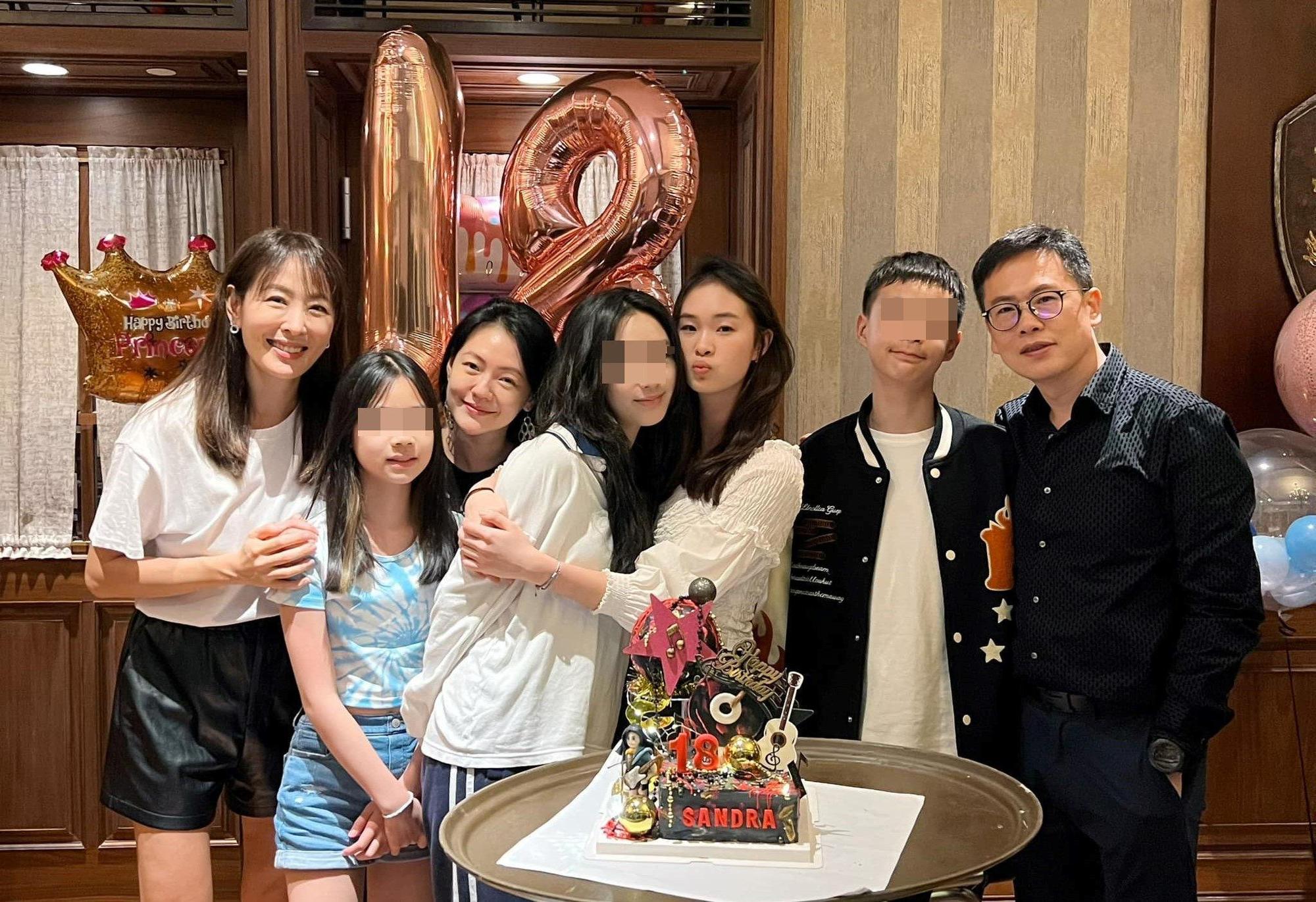 賈永婕小羽過生日,小S(左圖三)及她的兩個女兒都到場祝賀。(翻攝賈永婕臉書)