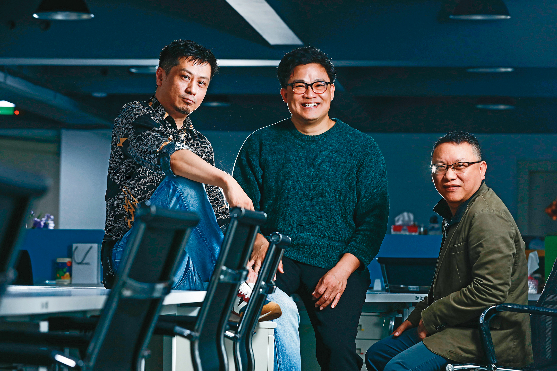 製作人湯昇榮（右起）與曾瀚賢延攬資深編劇何昕明參與改編，今年正式擔任內容總監。