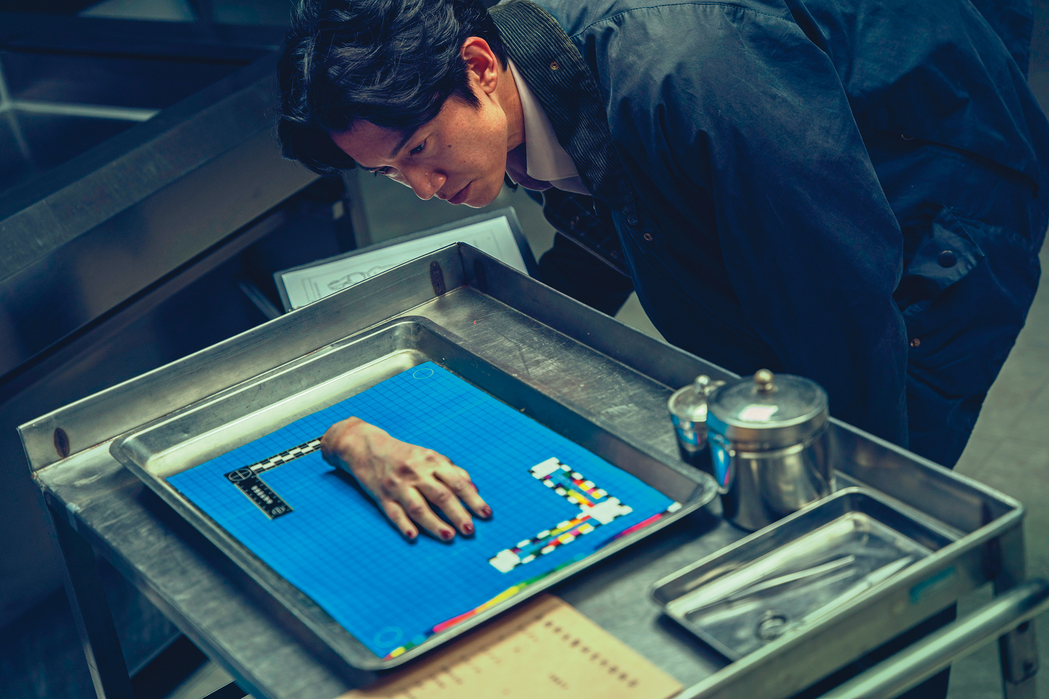 美術組提前準備，做出逼真女屍斷肢、頭顱等特殊道具。（Netflix提供）