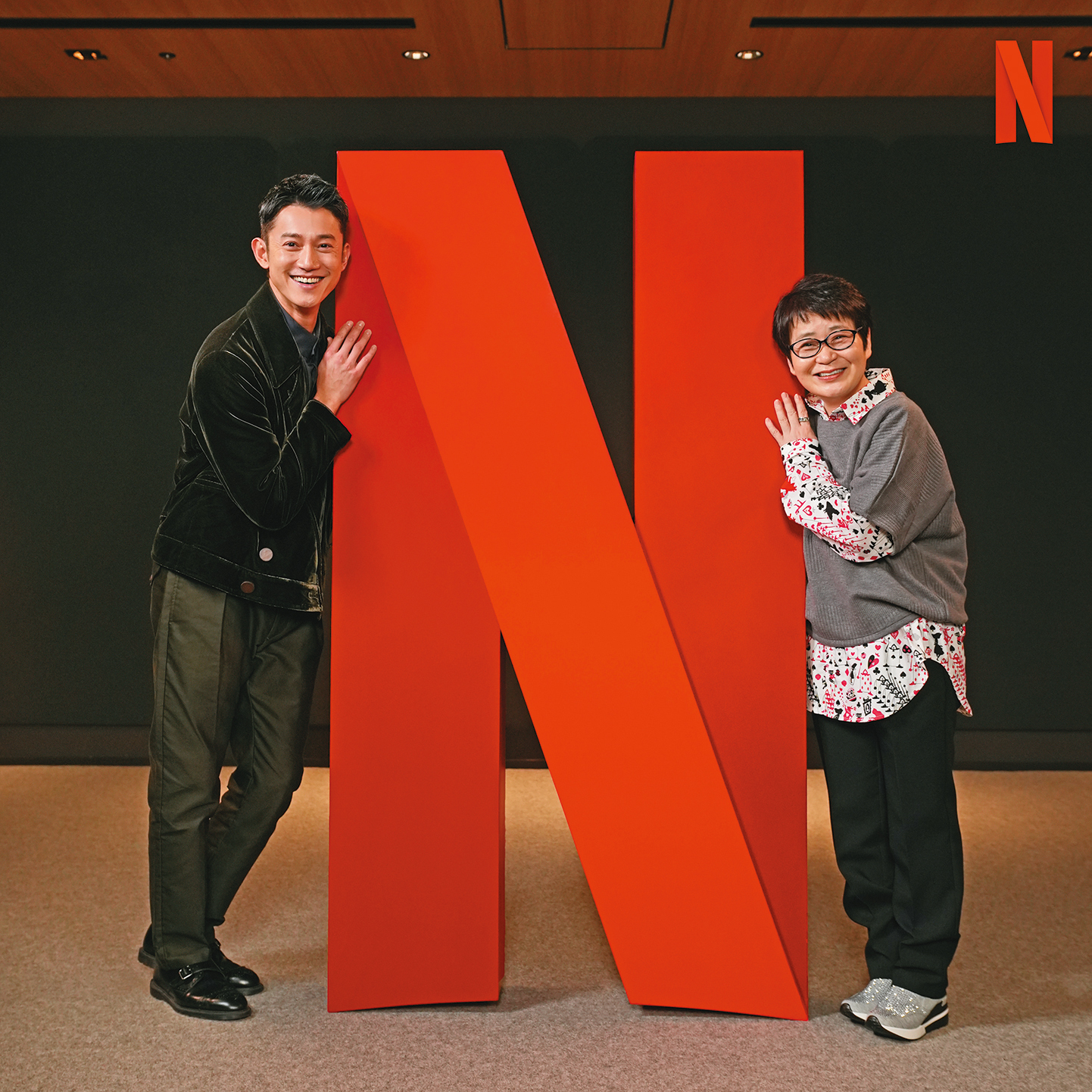 吳慷仁(左)赴日拜訪《模仿犯》小說作者宮部美幸(右)。(Netflix提供)