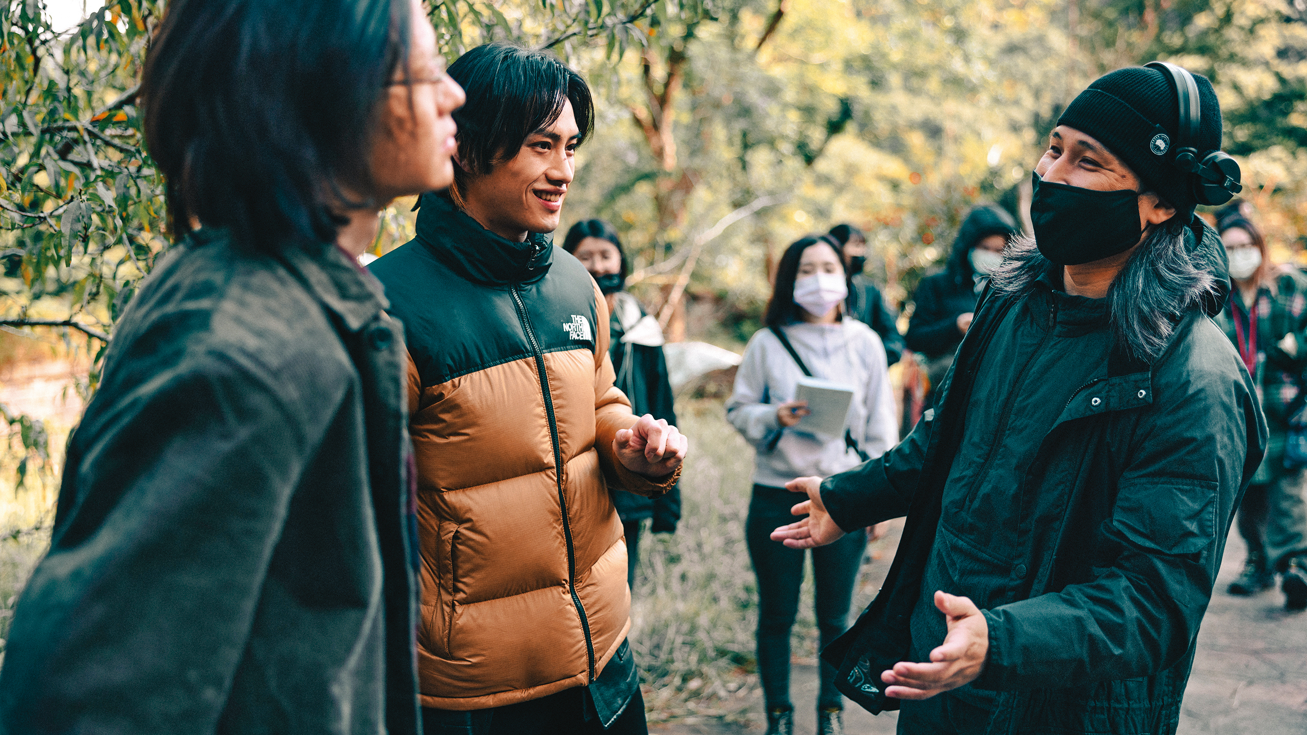 導演張榮吉（右起）現場執導演員范少勳與夏騰宏。（Netflix提供）