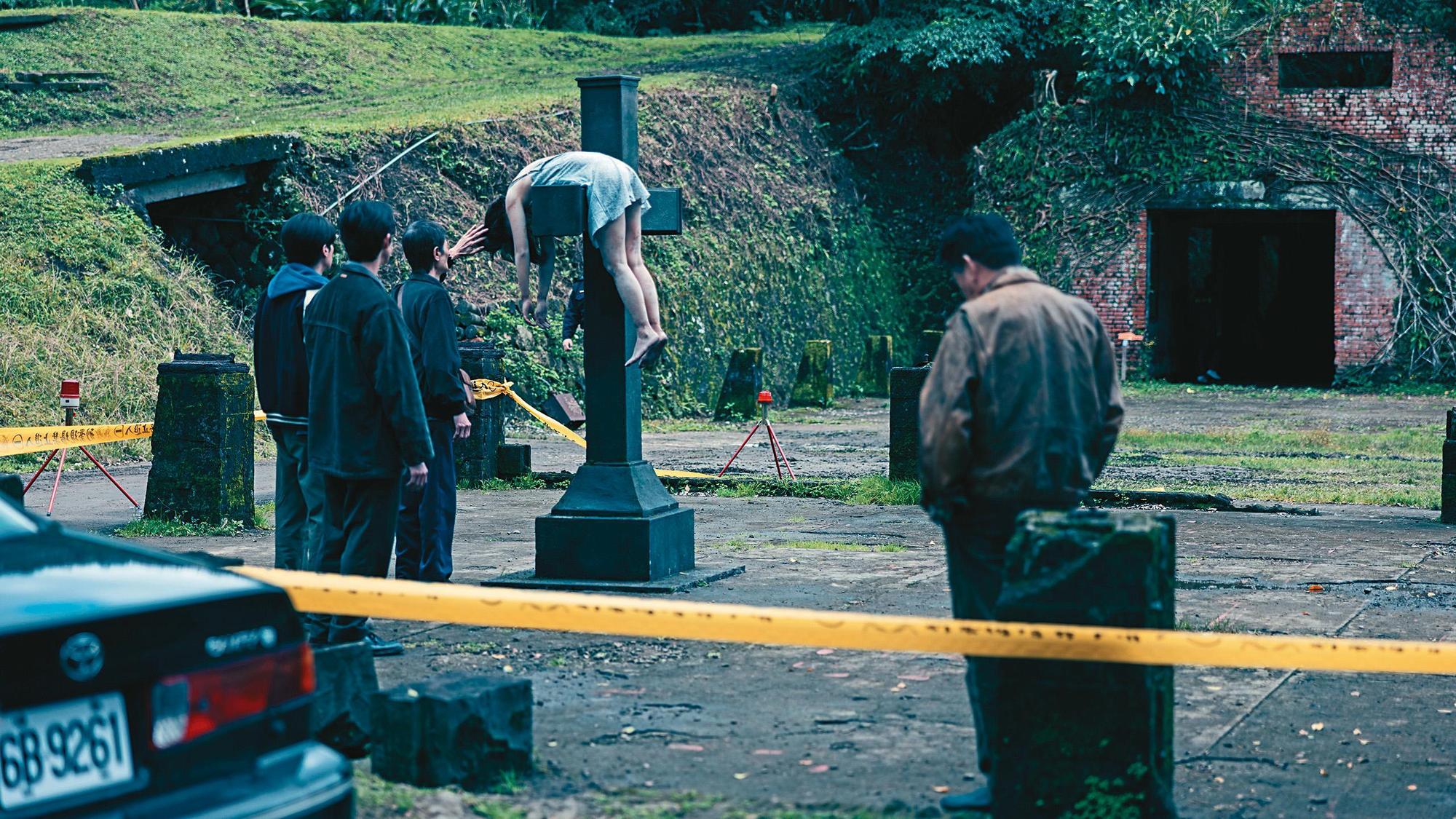 《模仿犯》除了重現小說中的駭人場面,也打造多幕恐怖經典場景。(Netflix提供)