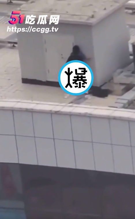 小情侶時而站。（翻自《51吃瓜網》）