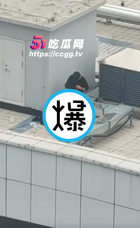 舉頭望明空，低頭吃便當。（翻自《51吃瓜網》）