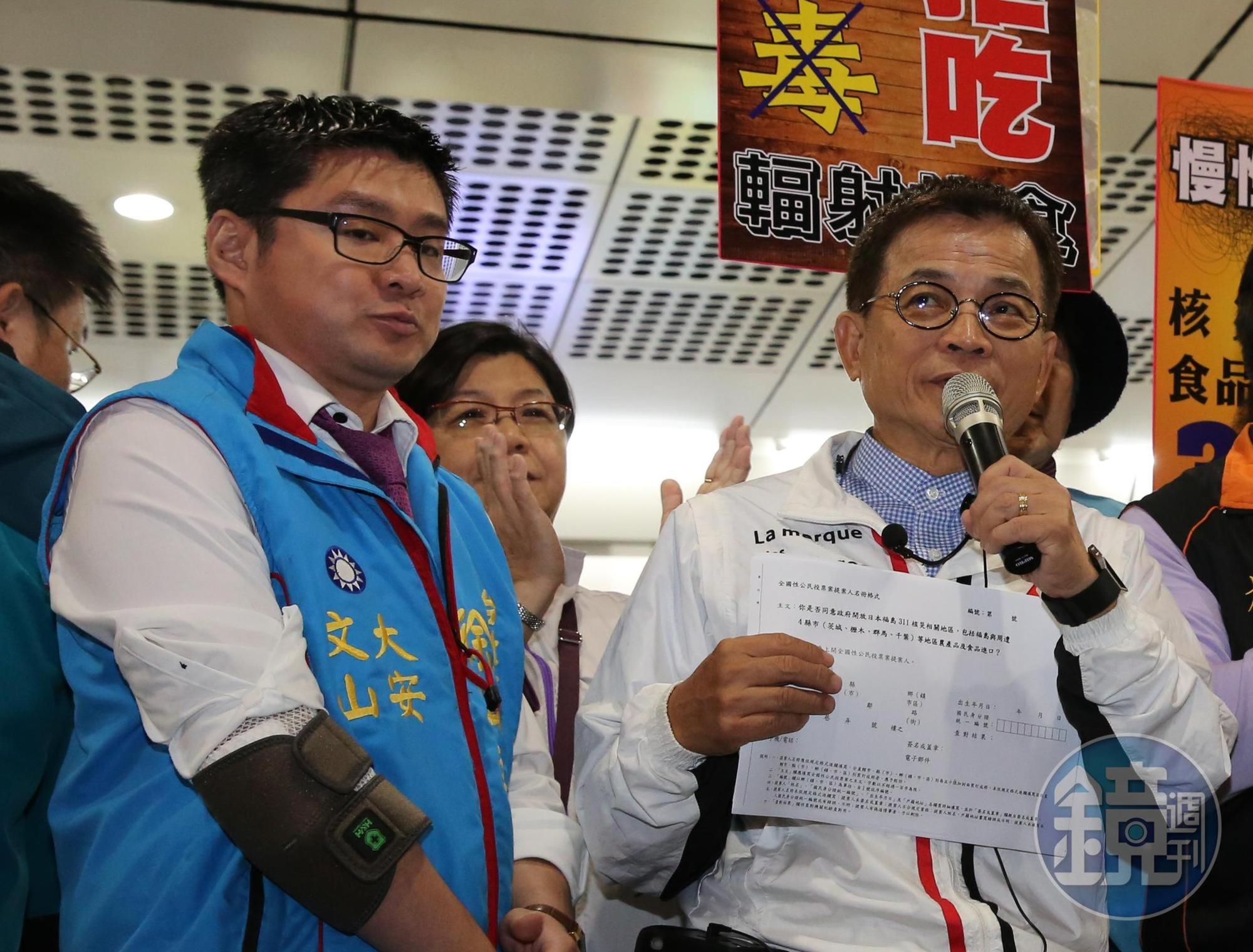 徐弘庭(左)主張全民調,而現任立委賴士葆(右)主張三七制初選。(本刊資料照)