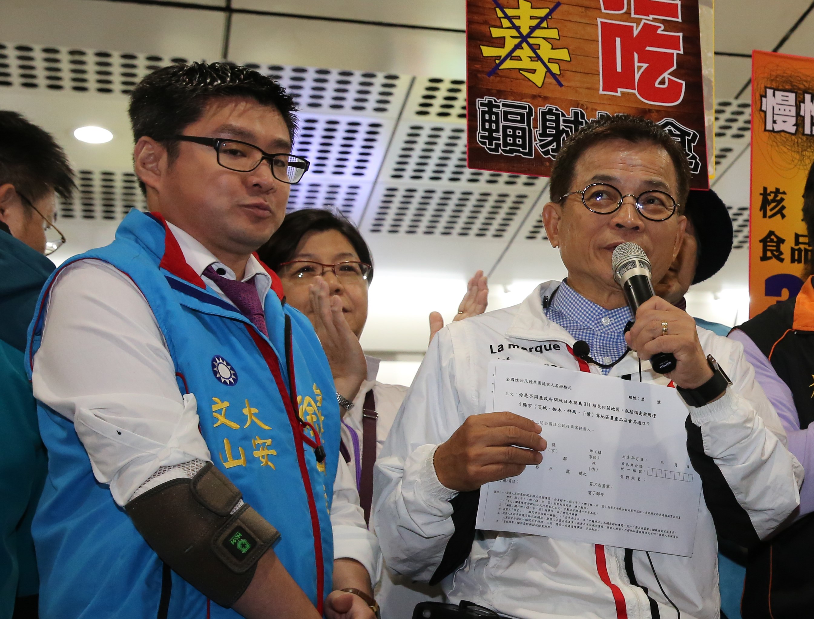 徐弘庭（左）主張全民調，而現任立委賴士葆（右）主張三七制初選。（本刊資料照）
