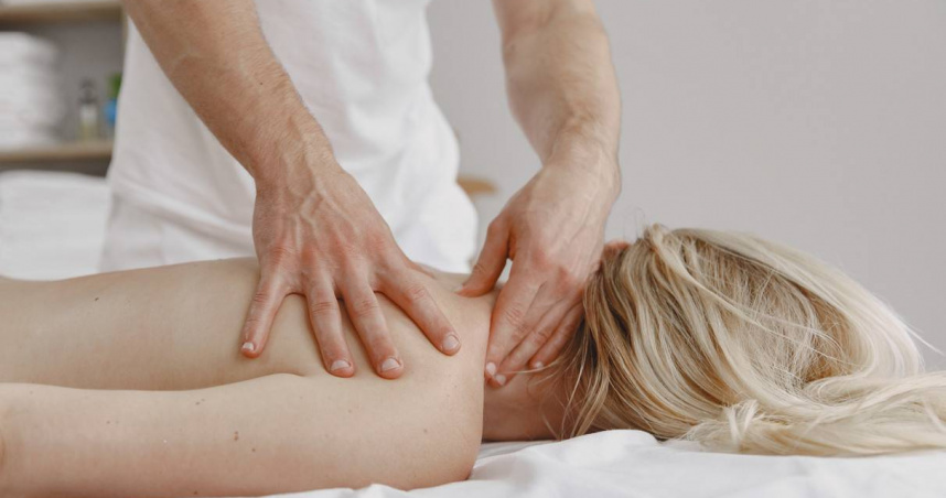 日本有一名30多歲男性消防員,因沉迷賭博下海,偷偷在非法風俗店工作。示意圖。(翻攝自pexels)