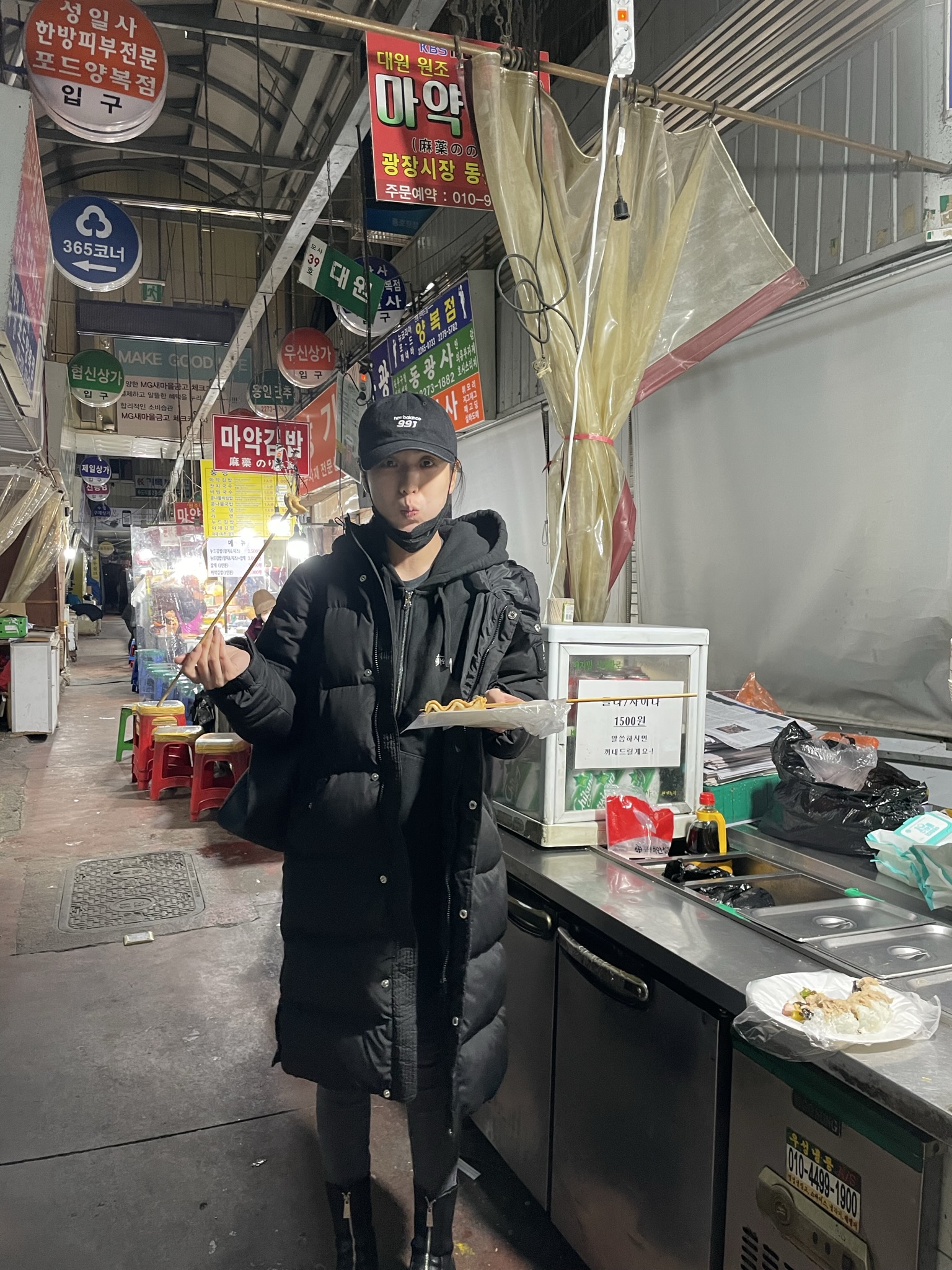孫盛希回到韓國也特地到當地市集品嘗喜愛的小吃。（滾石唱片提供）