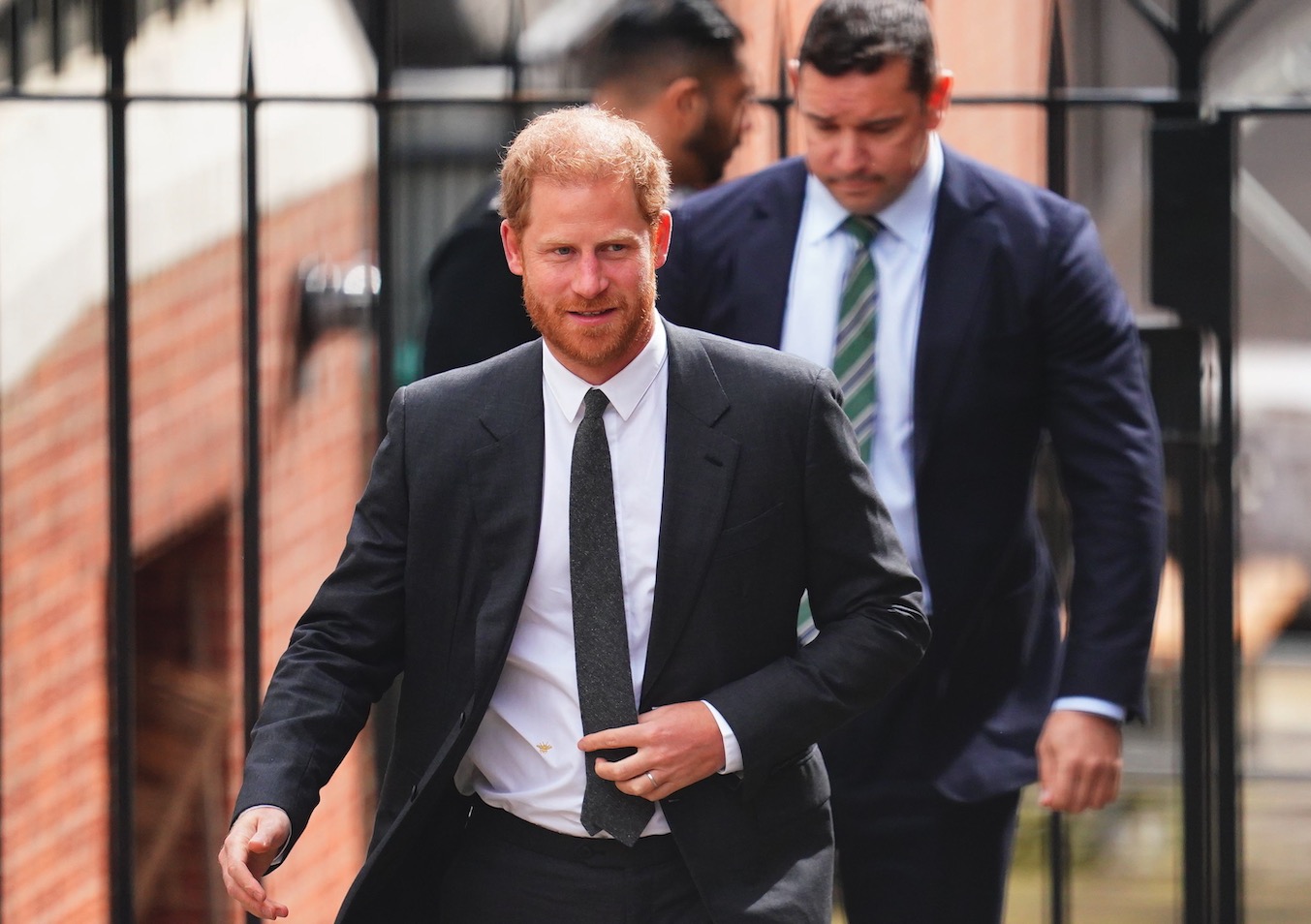 哈利王子30日現身英國倫敦高等法院，一襲DIOR襯衫很吸睛。（翻攝@DelMody推特）