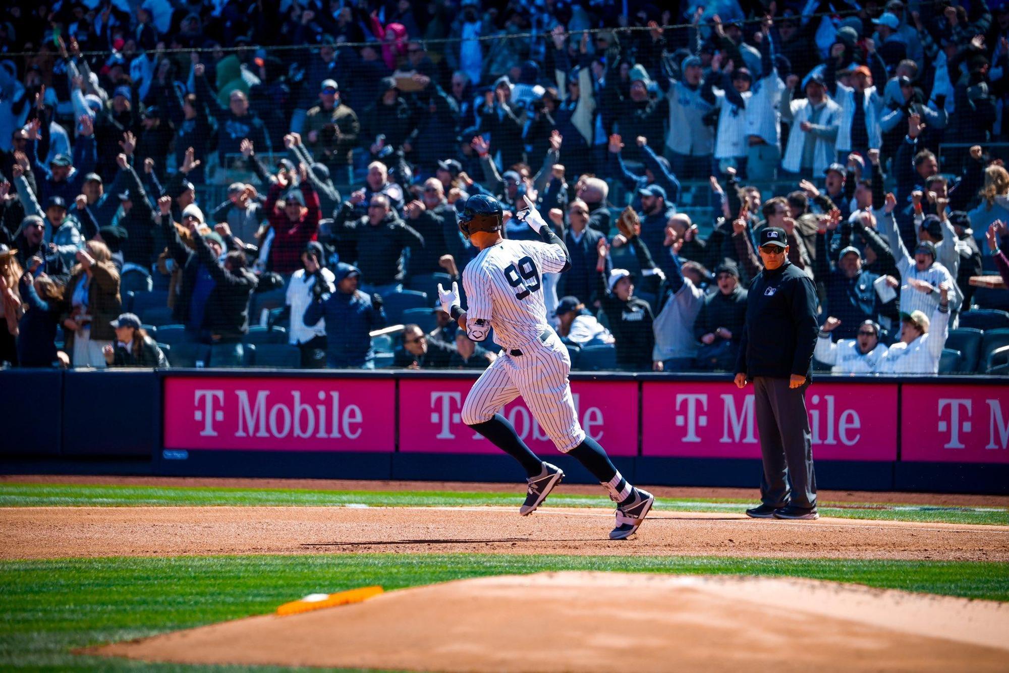 美國大聯盟（MLB）傳奇球隊紐約洋基，向大聯盟提出要求，希望讓教練團穿沒有背號的球衣。（翻攝自New York Yankees推特）