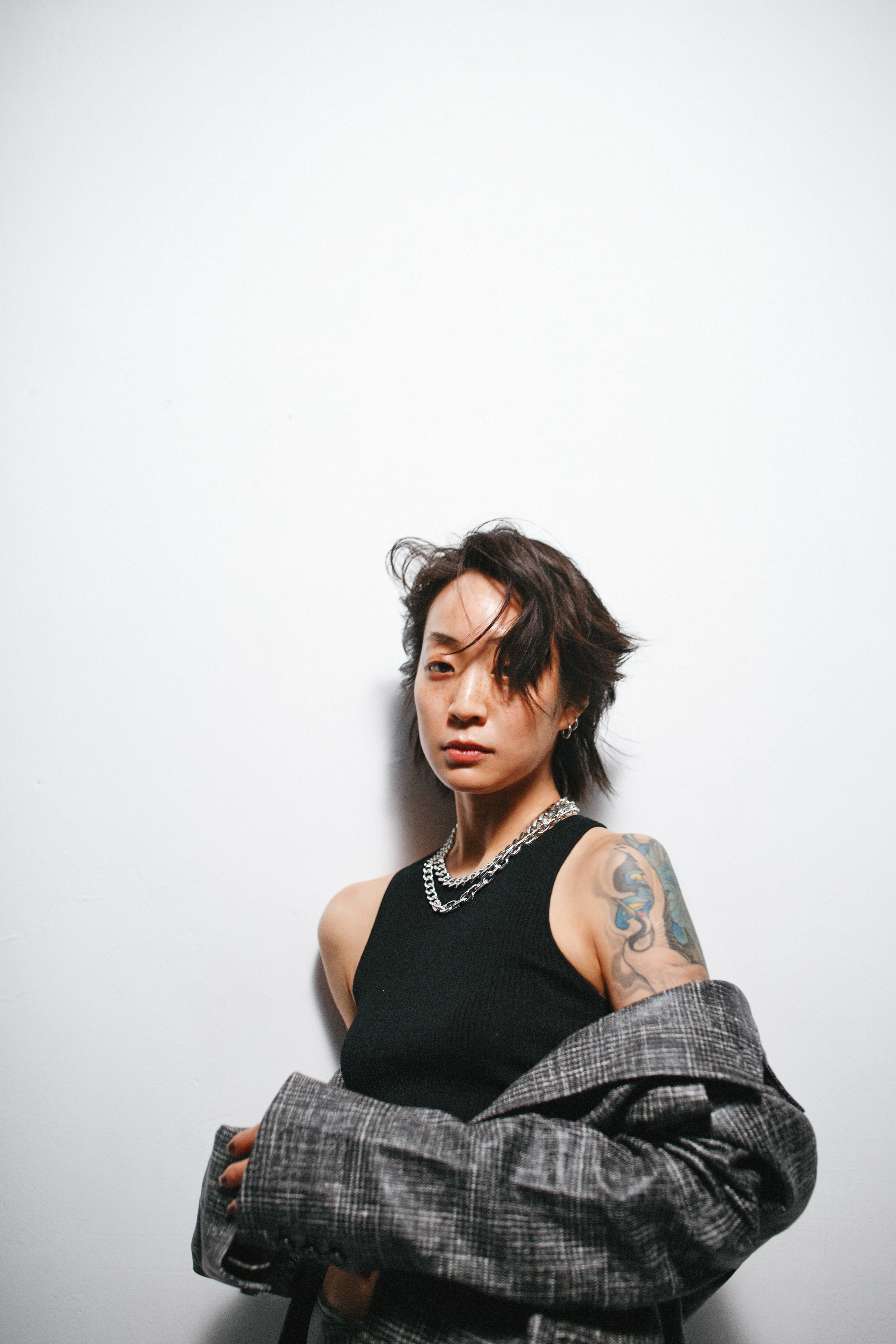 毛呢印花皮革西裝外套 價格店洽 by BOTTEGA VENETA/黑色背心 價格店洽 by Chloe/(上)Dextera項鍊 NT$13,000 by SWAROVSKI/(下)Dextera項鍊 NT$17,000 by SWAROVSKI
