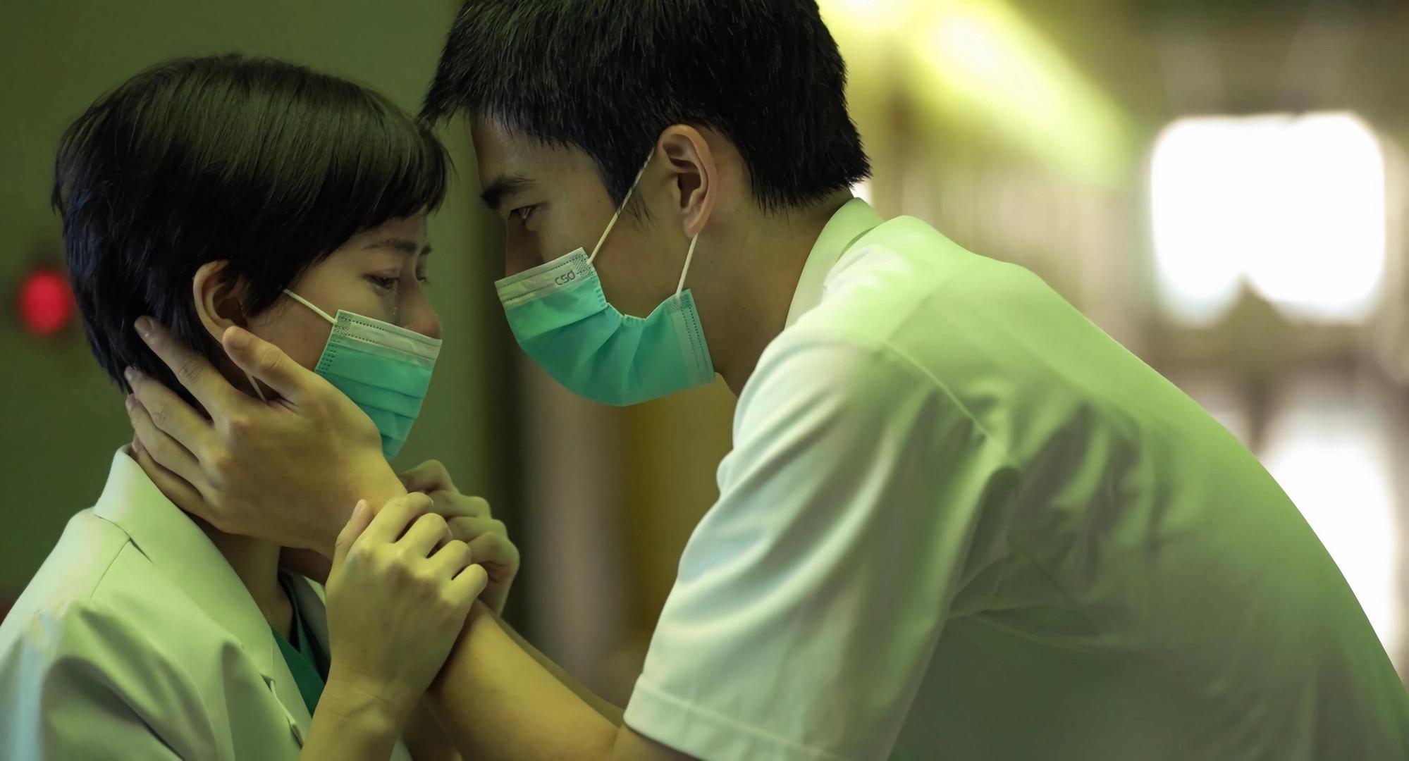 片中飾演護理師的曾敬驊（右）與飾演實習醫師的項婕如（左）是一對情侶。（CatchPlay提供）