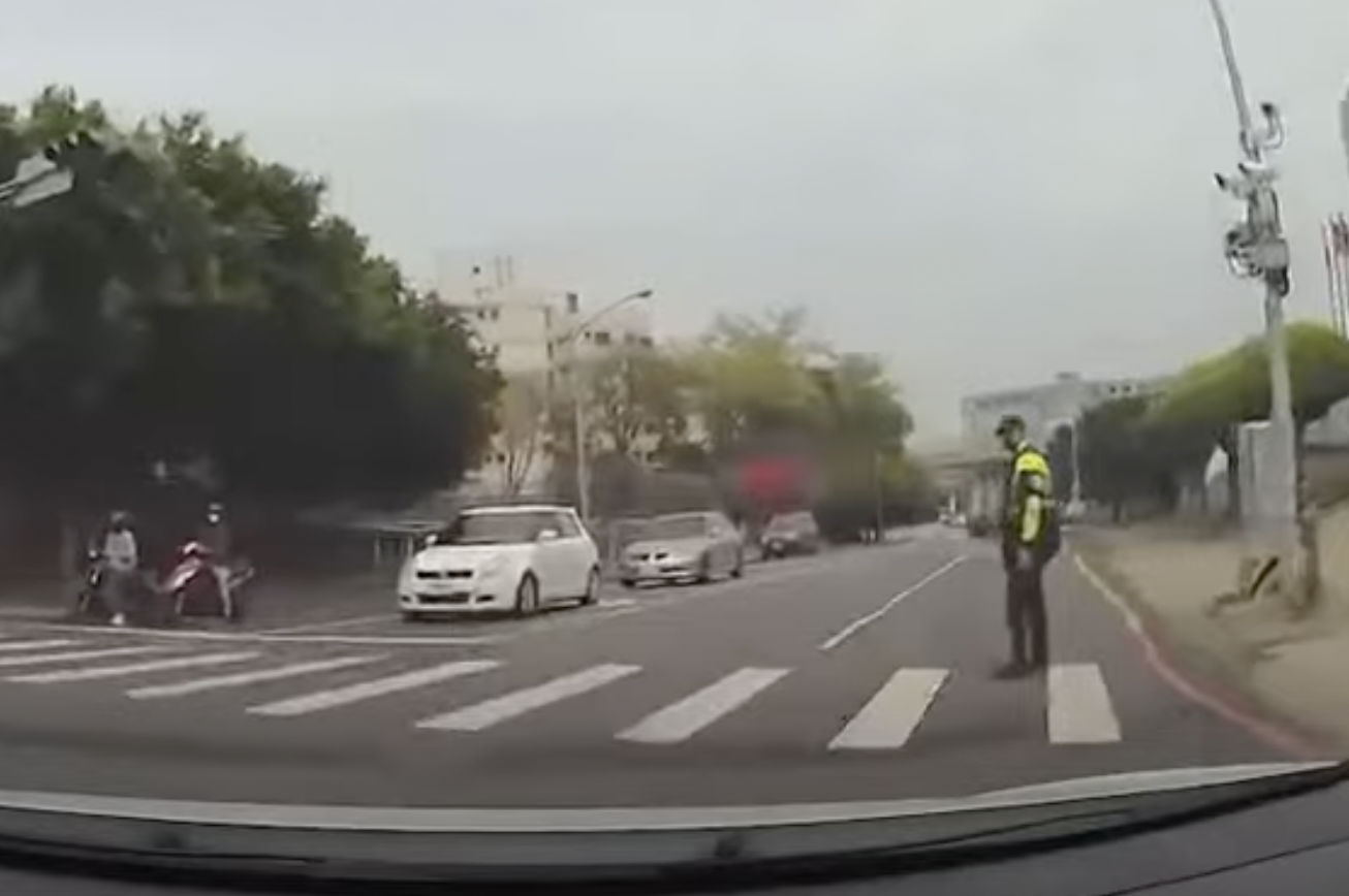 台中一名女駕駛被警依「未禮讓行人」開單。（截自記者新聞網YouTube頻道）